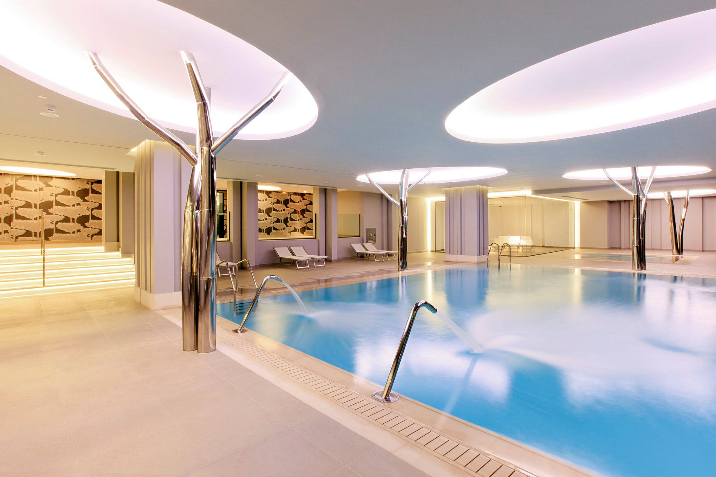 Bild av ett modernt inomhusspa med pool och loungestolar. (AI-genererad text)