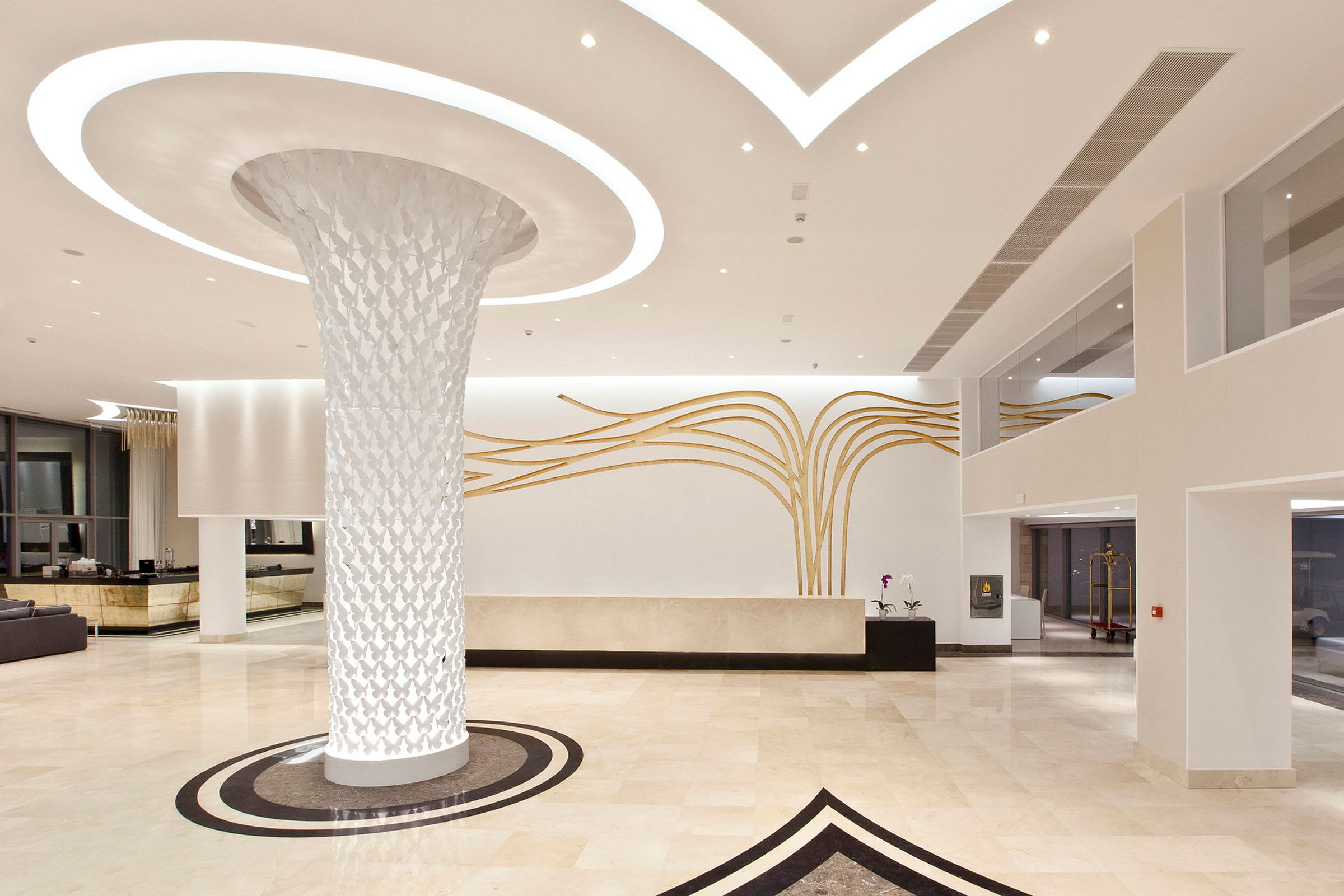 En modern hotellobby med elegant vit och guld dekoration. (AI-genererad text)