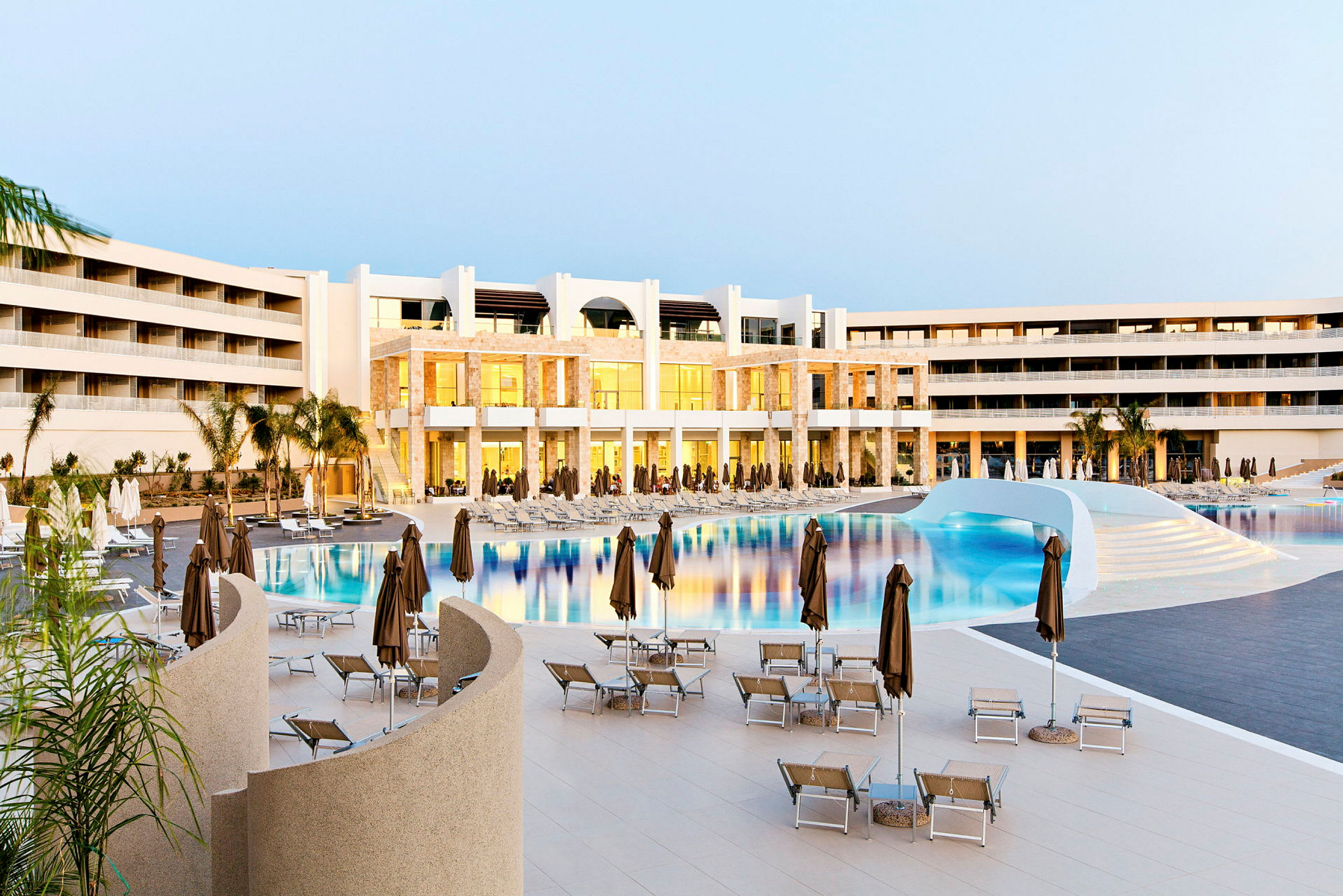 Hotell med lägenheter och swimmingpool. (AI-genererad text)