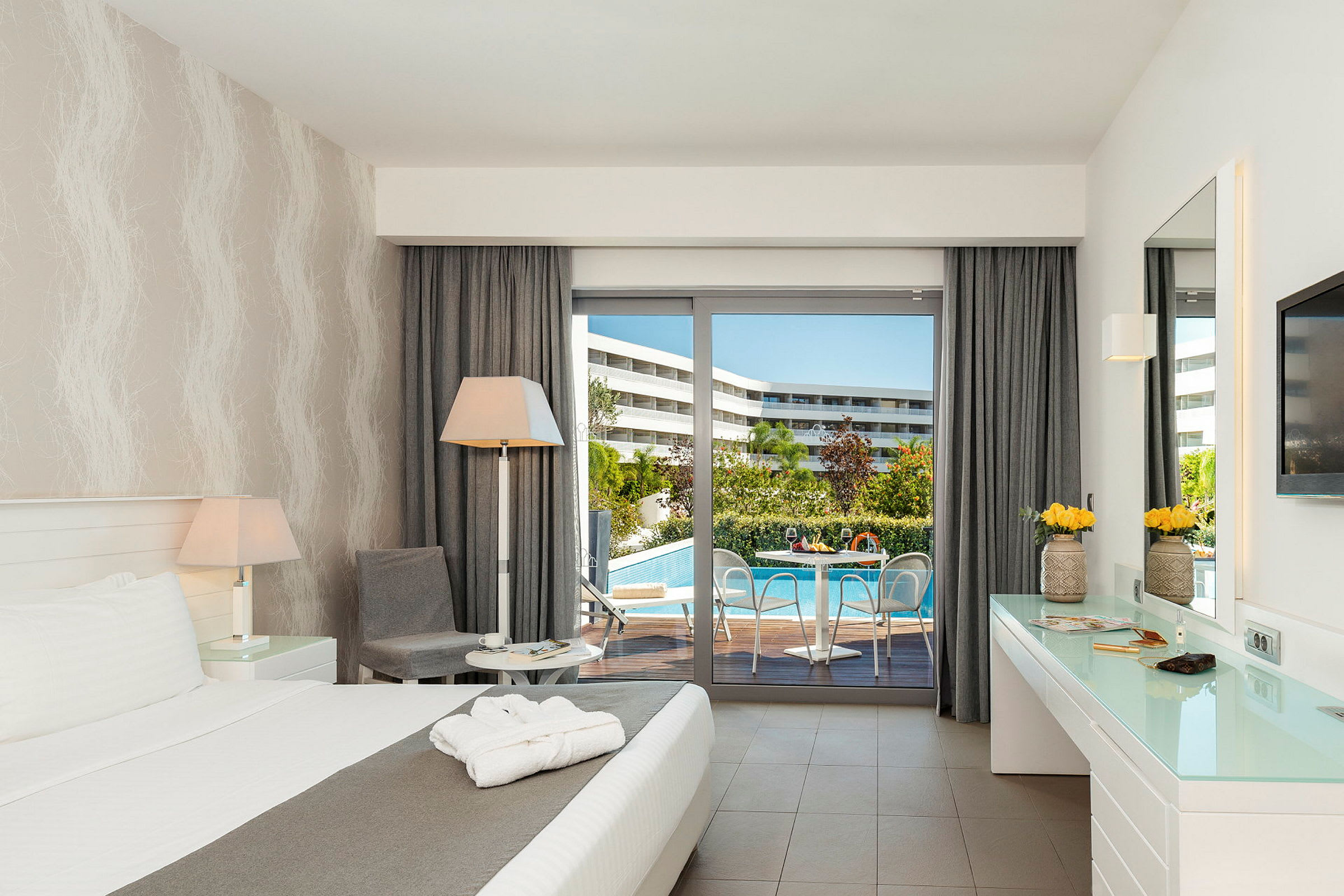 Hotellrum med utgång till privat pool. (AI-genererad text)