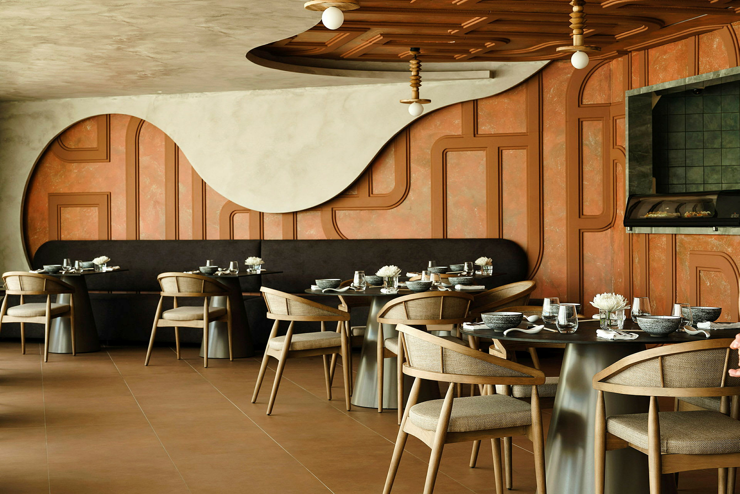 En modern restaurang med trästolar och dukade bord. Väggarna är dekorerade med geometriska mönster. (AI-genererad text)