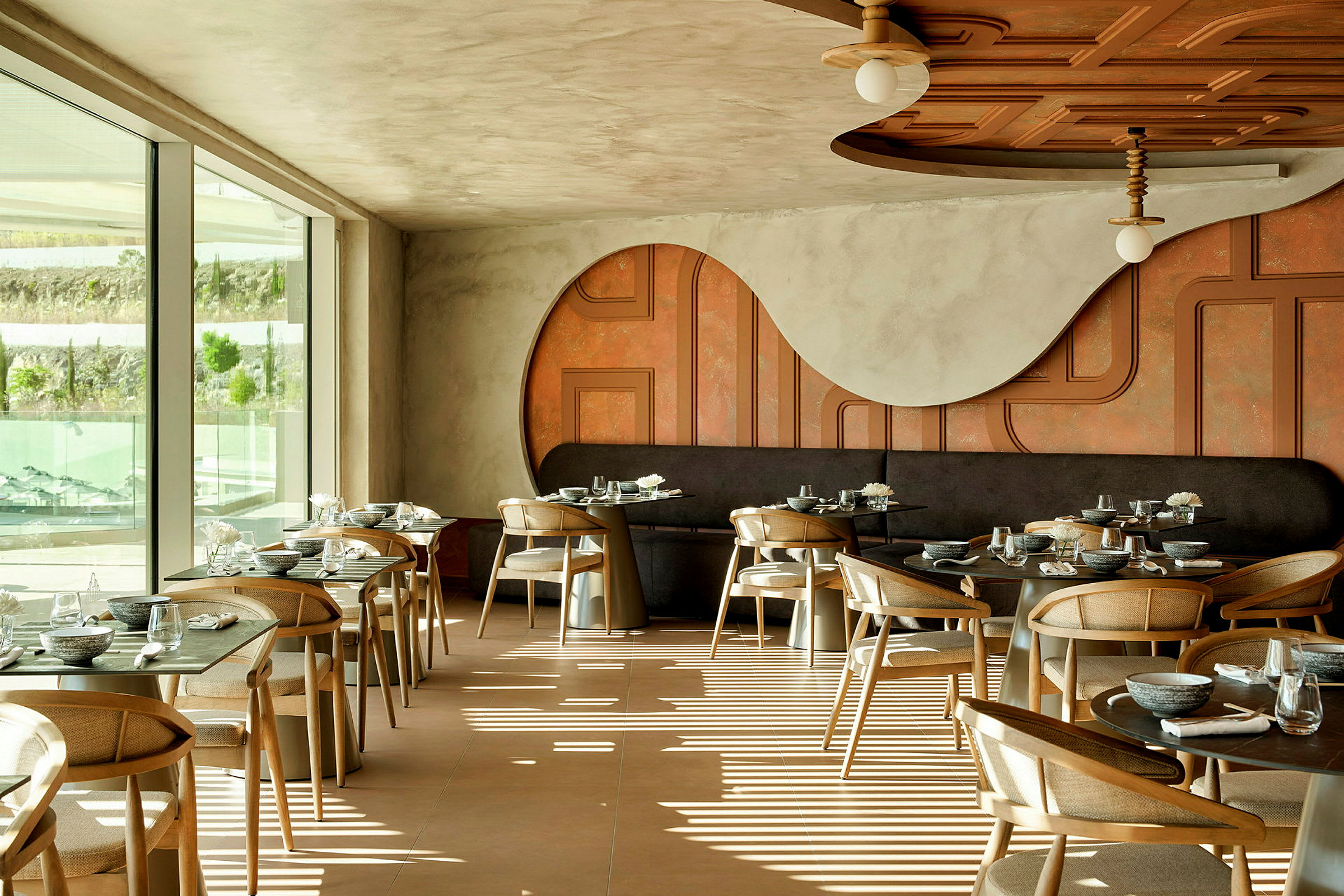 Restaurang interiör med bord, stolar och dekorativa element. (AI-genererad text)