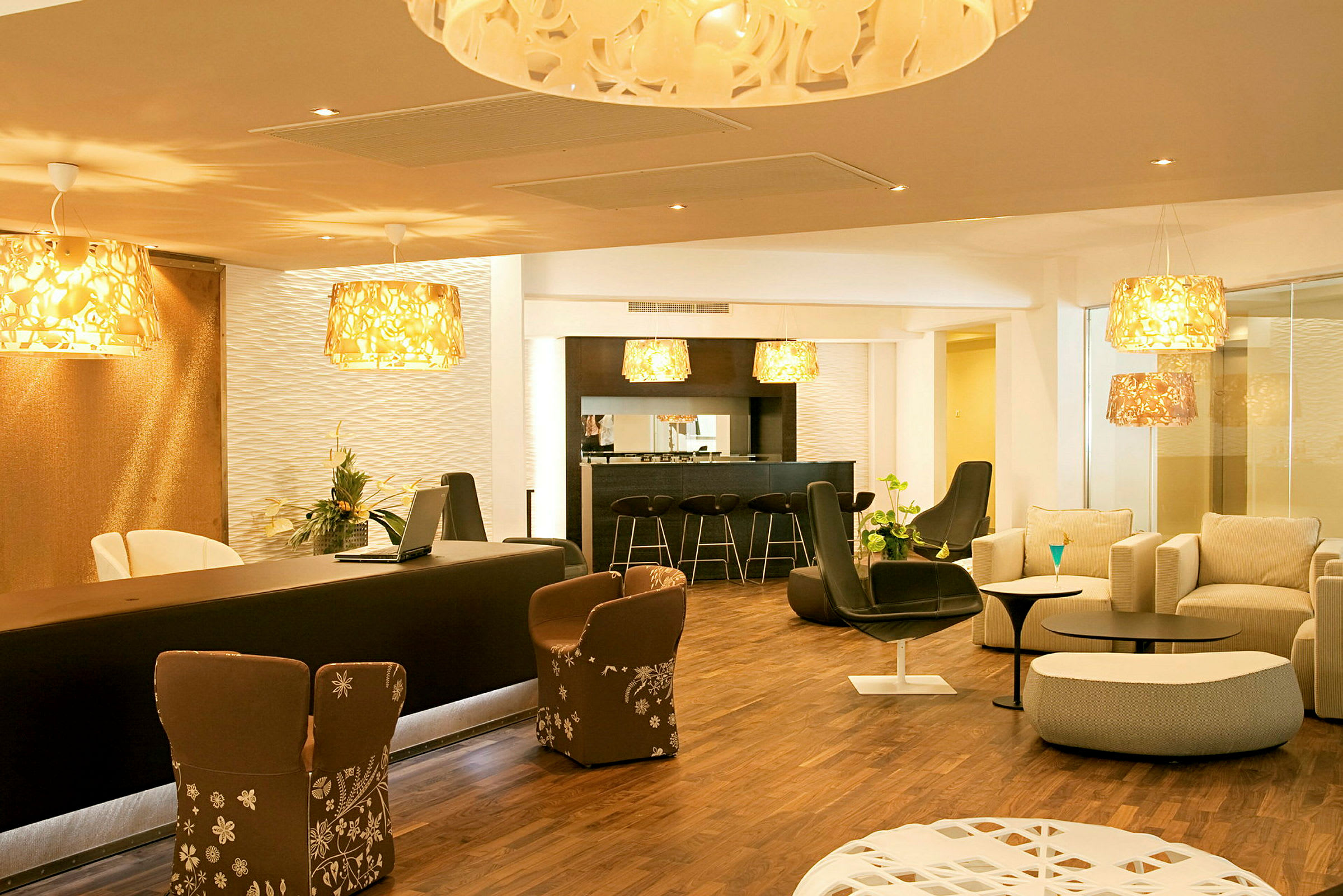 Ett hotellobby med soffor, fåtöljer och en reception. (AI-genererad text)