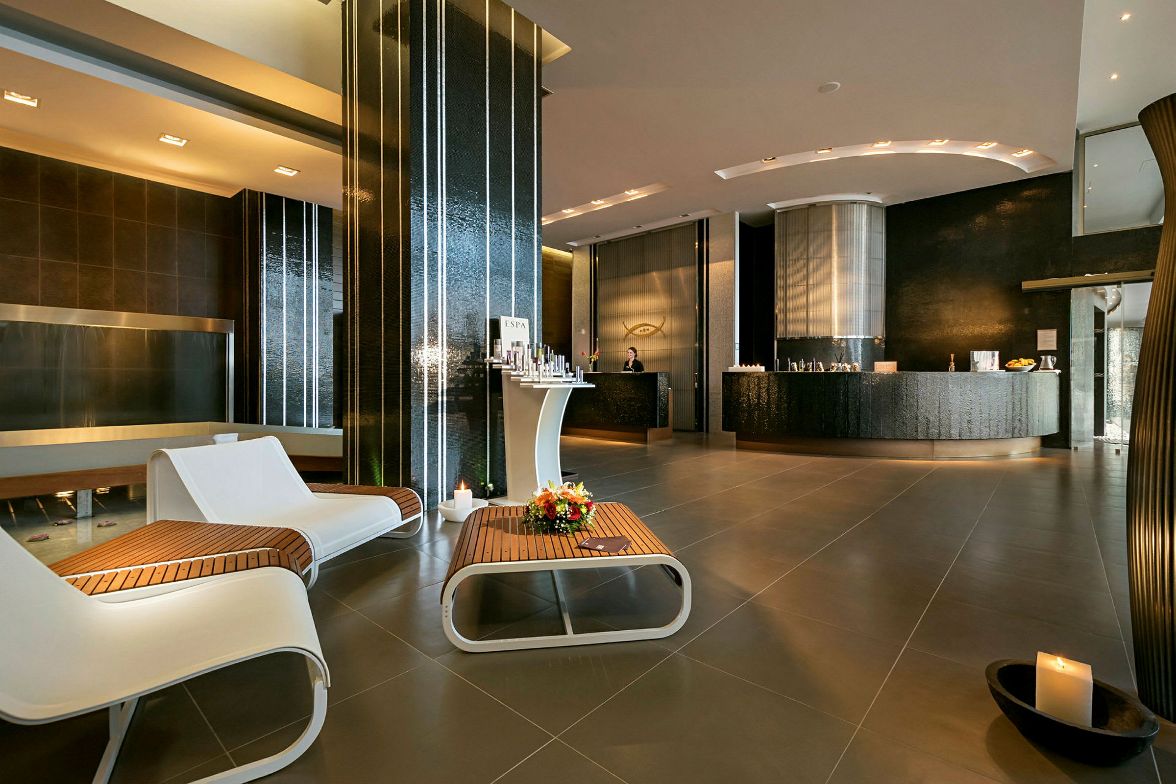 Lobbyområde med modern inredning, sittplatser och reception. (AI-genererad text)