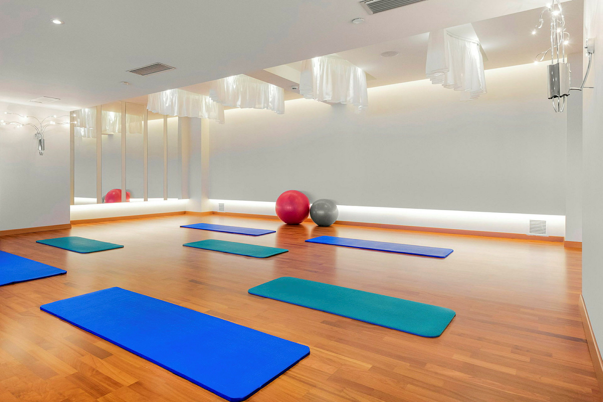 Träningsrum med yogamattor och pilatesbollar. (AI-genererad text)