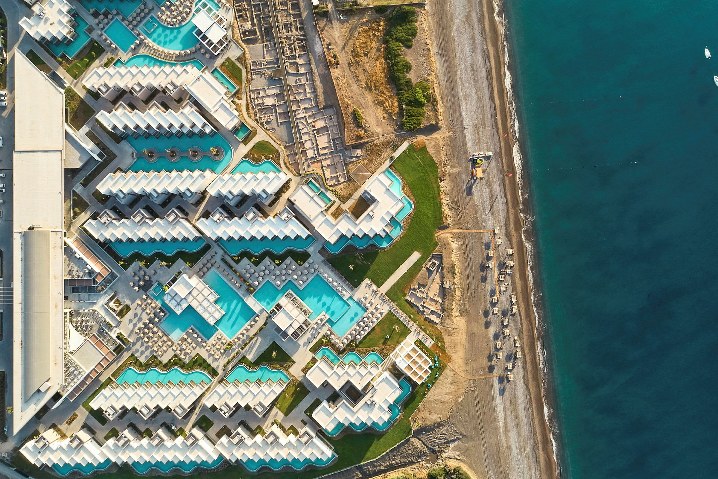 Flygfoto av hotellområde och strand. (AI-genererad text)