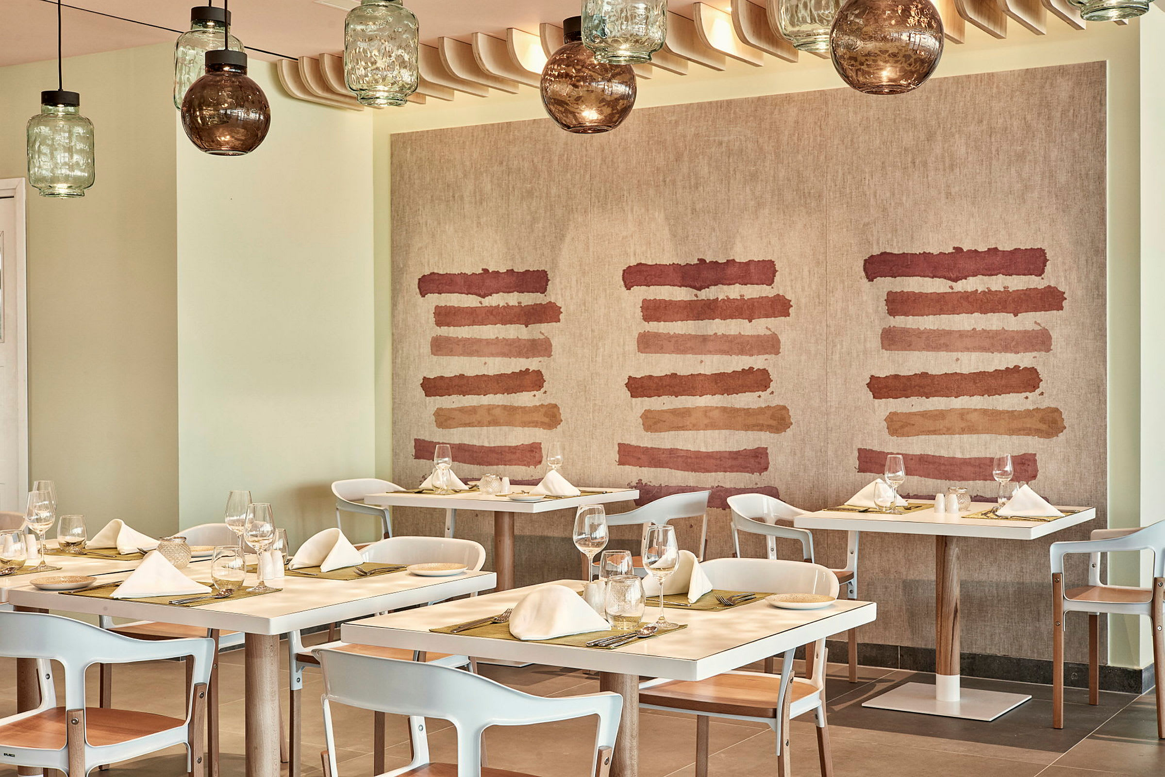 Restaurang med dukade bord och modern inredning. (AI-genererad text)