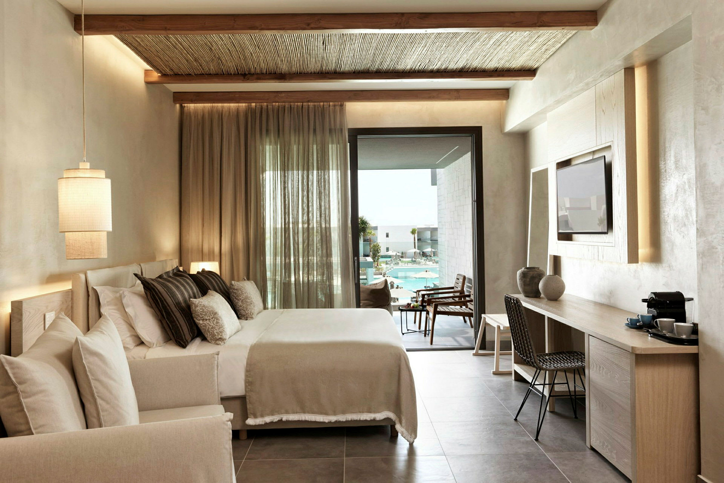 Hotellrum med dubbelsäng och utsikt över poolområdet. (AI-genererad text)
