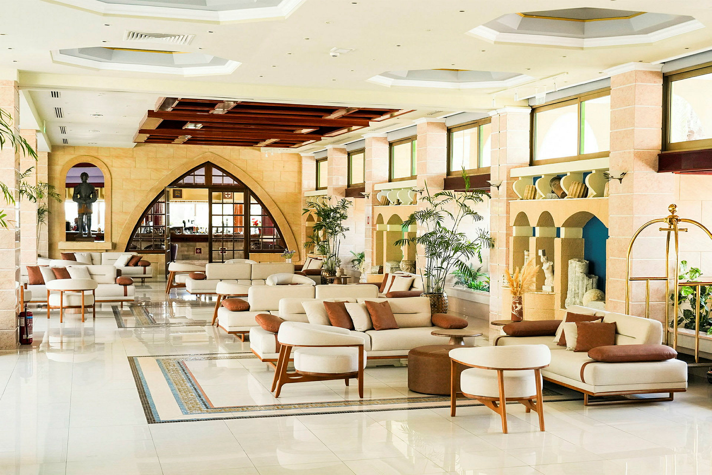 En elegant lobby med moderna möbler, växter och stora fönster. (AI-genererad text)