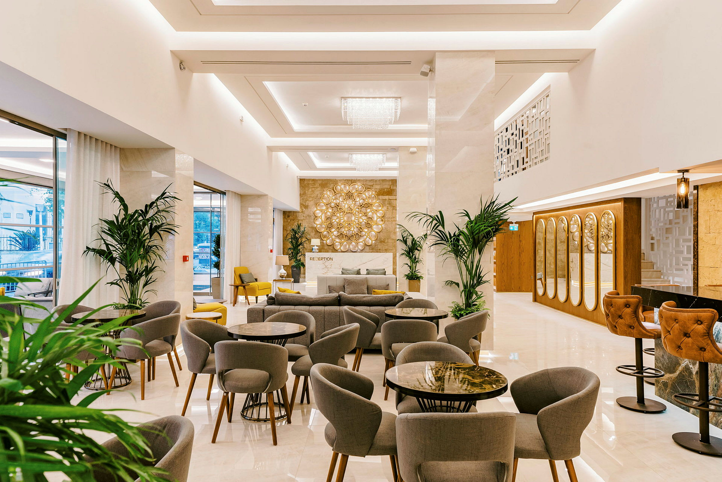 Interiör av ett hotell med modern inredning, sittgrupper och reception. (AI-genererad text)