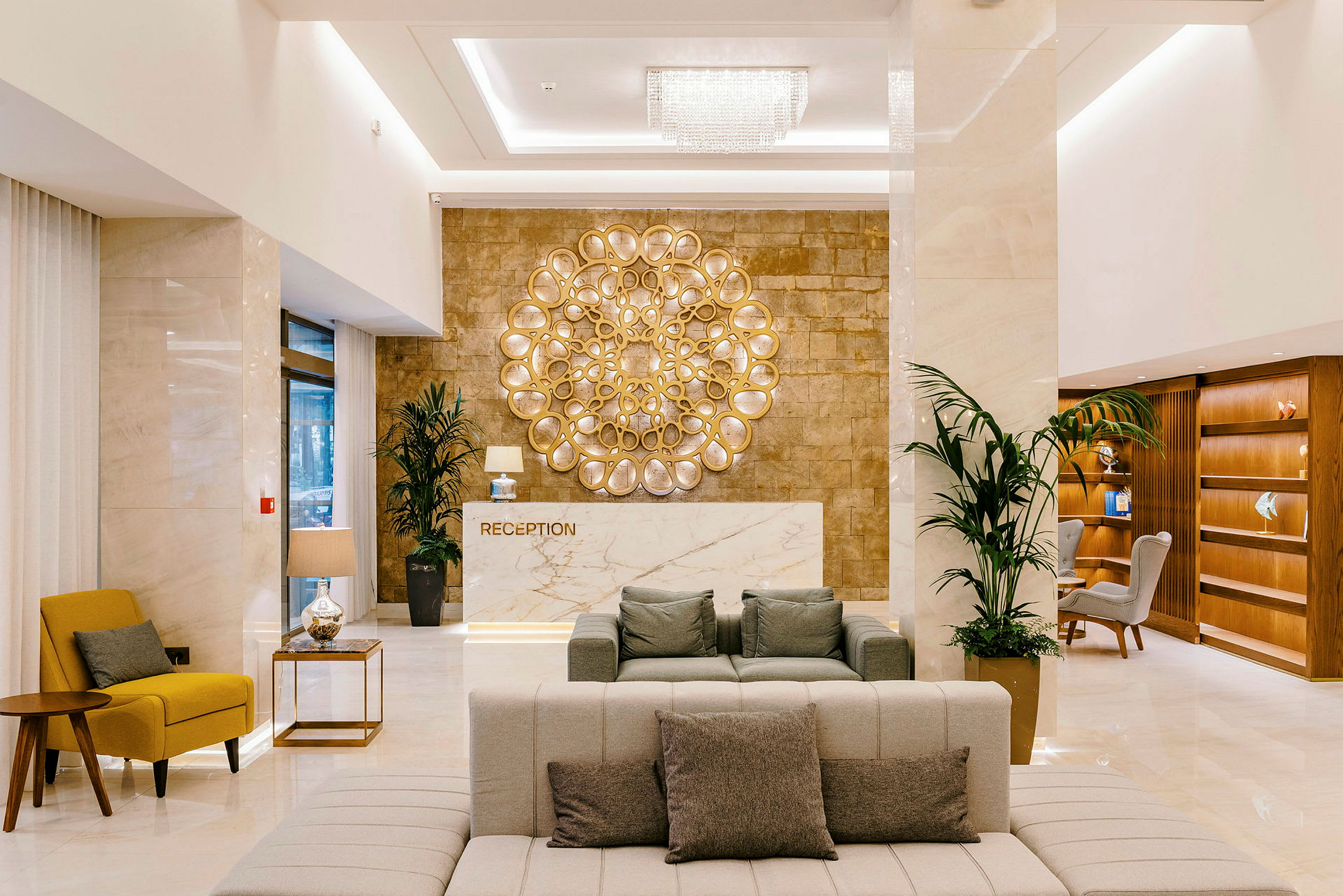 Modern hotellreception med elegant inredning och sitthörna. (AI-genererad text)
