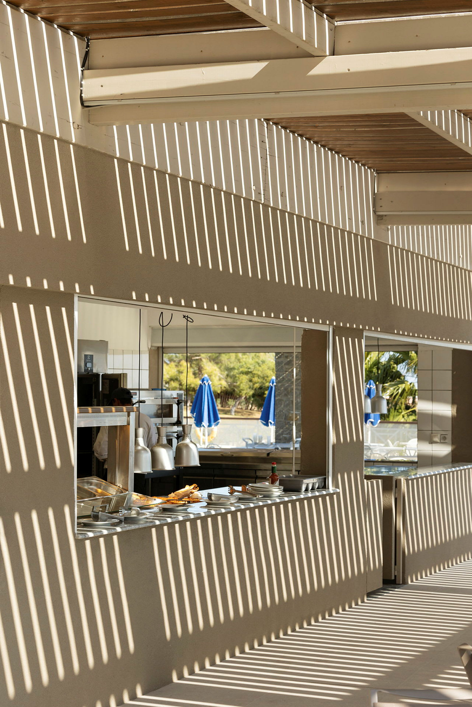 Skuggor av en pergola på en buffédisk och vägg. (AI-genererad text)