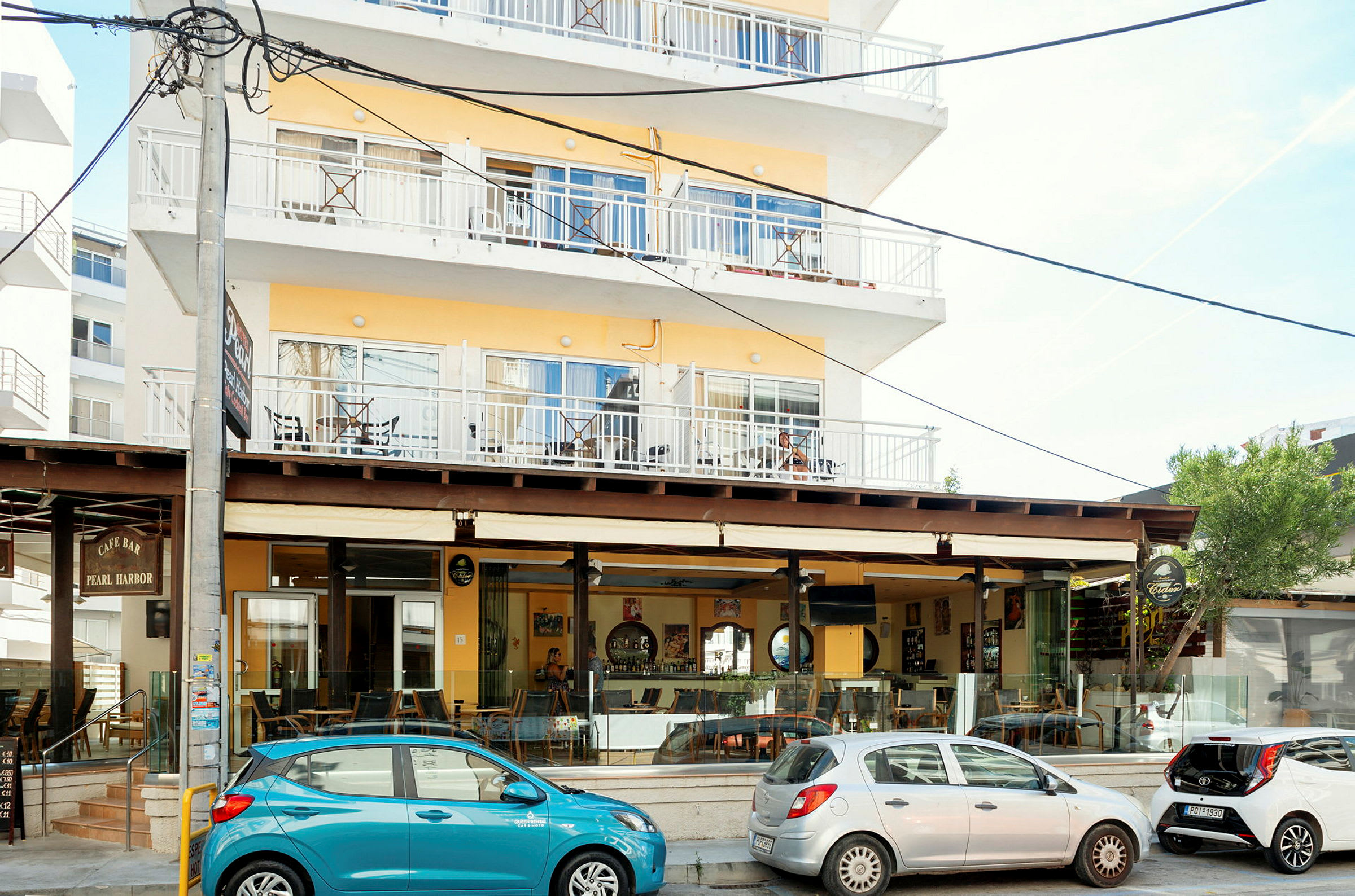 Flerfamiljshus med café längs gatan. (AI-genererad text)