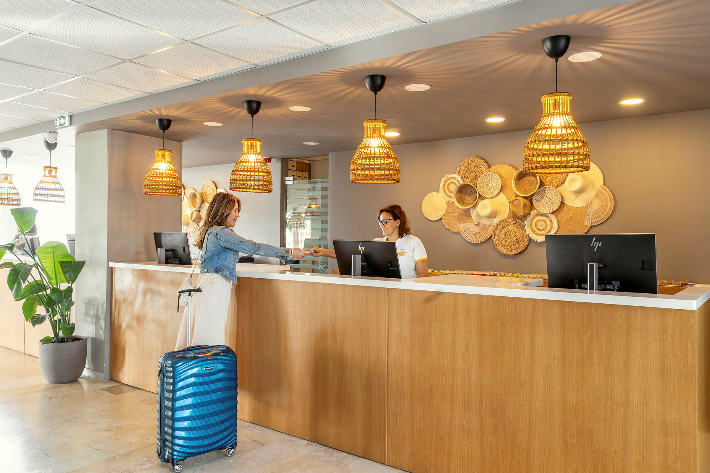Reception med ljusa trädetaljer och dekorativa lampor. (AI-genererad text)