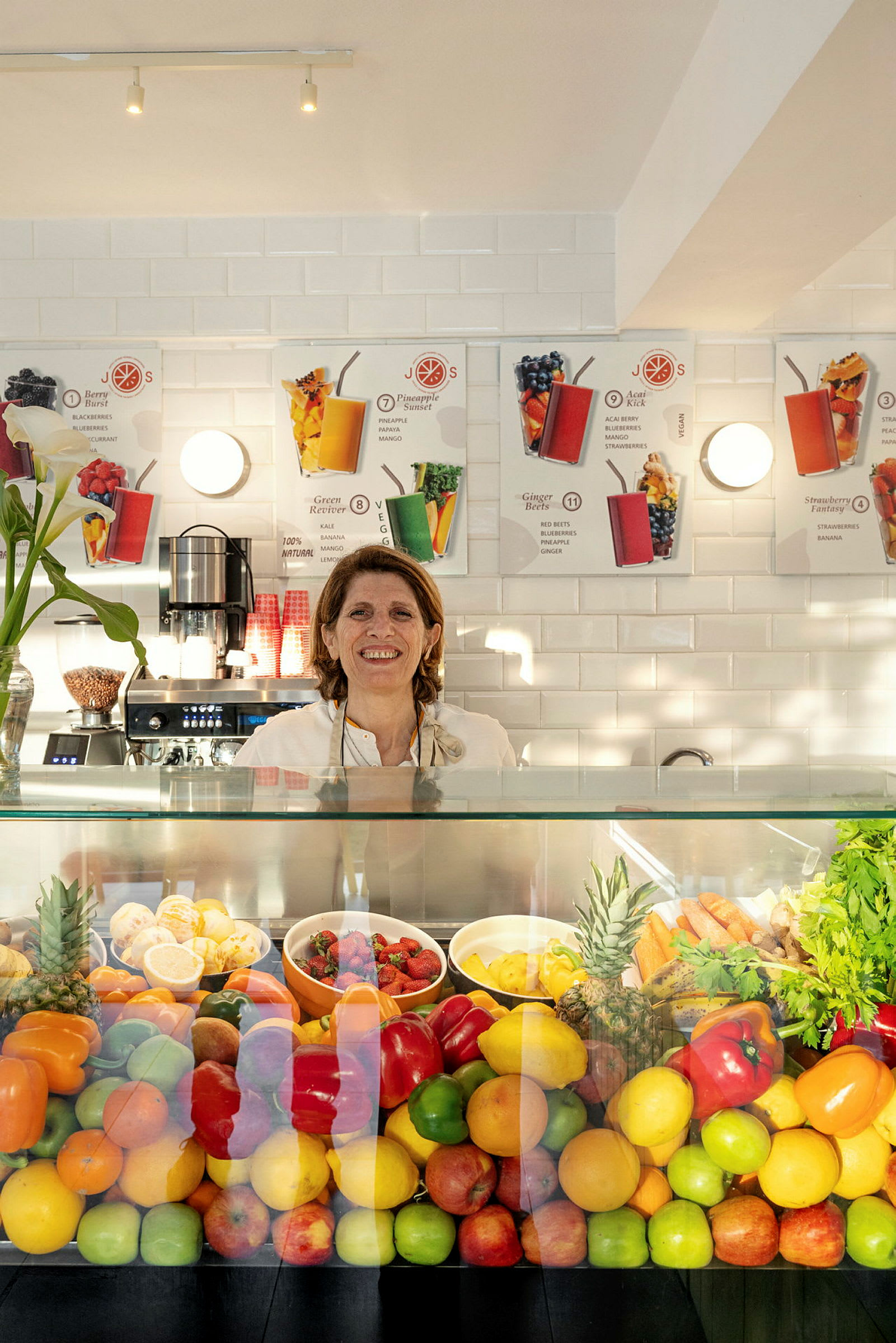 Display med olika färska frukter och grönsaker på en juicebar. (AI-genererad text)