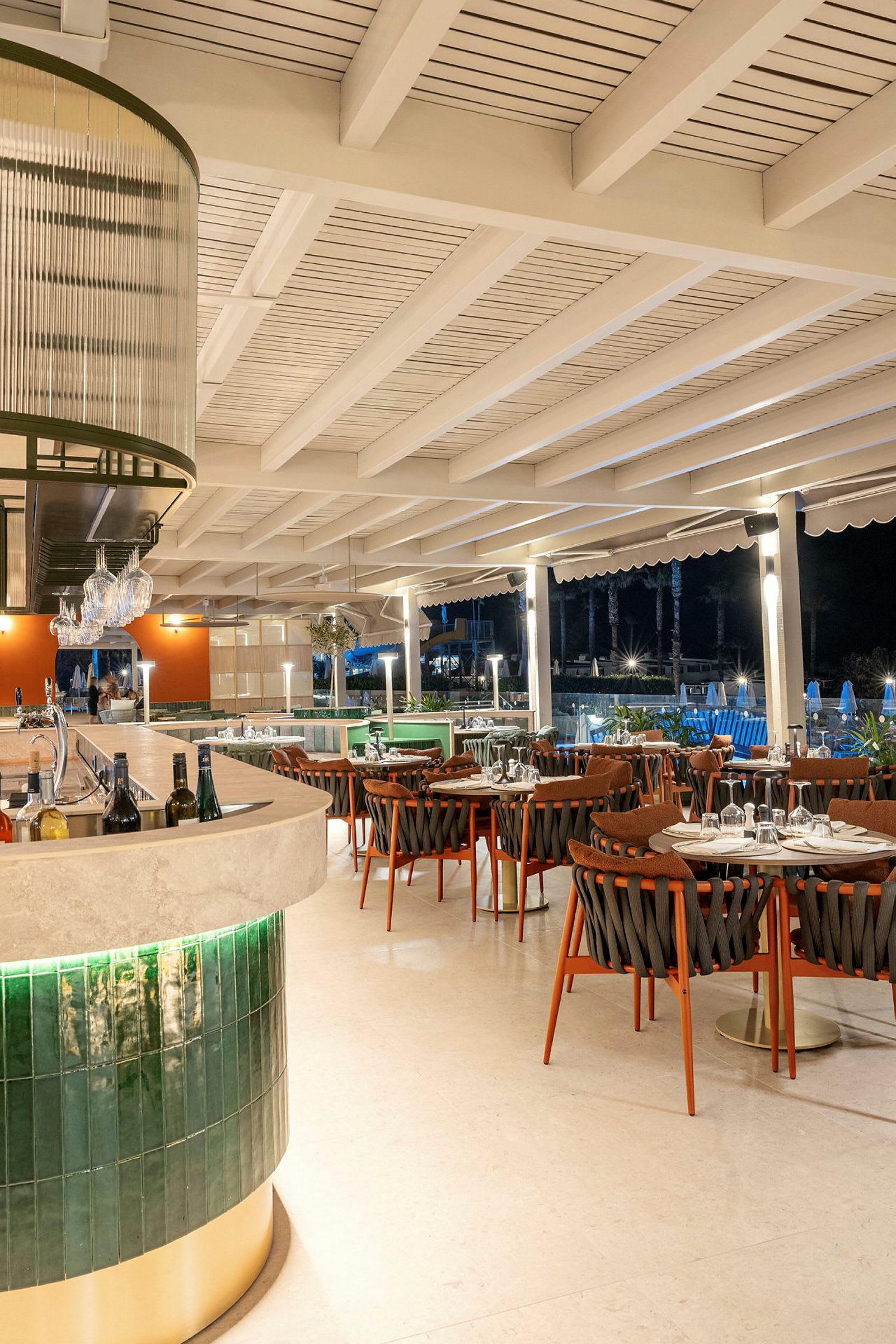 Restaurang med moderna stolar och uppdukat bord. (AI-genererad text)