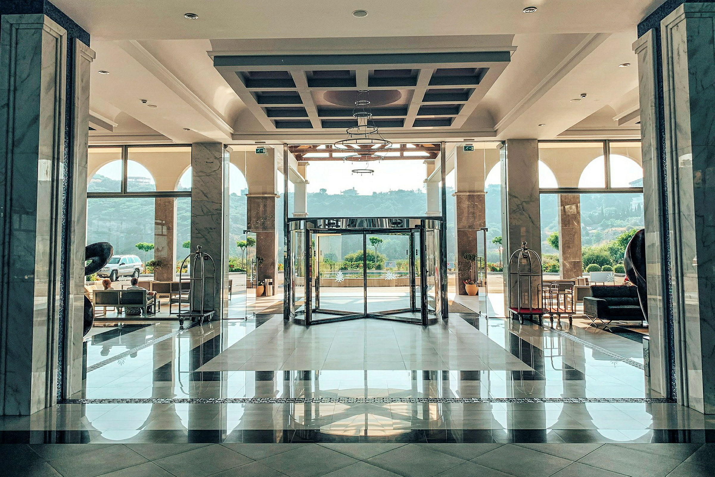 Hotellobby med roterande dörr och marmorgolv. (AI-genererad text)