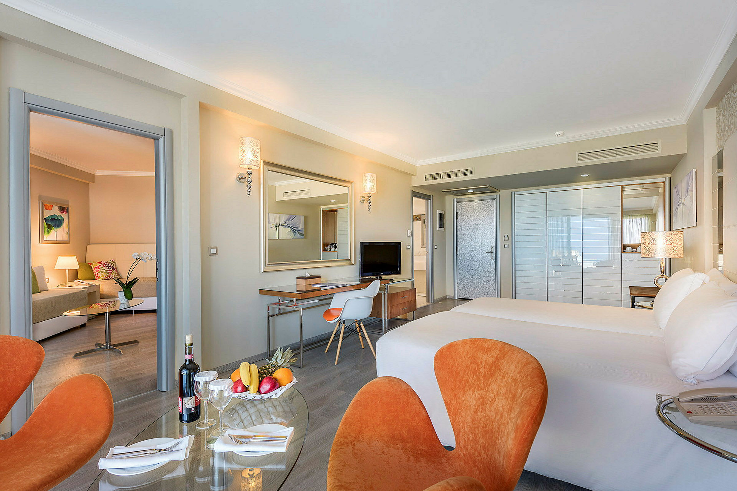 Hotelrum med dubbelsäng, sittgrupp och skrivbord. (AI-genererad text)