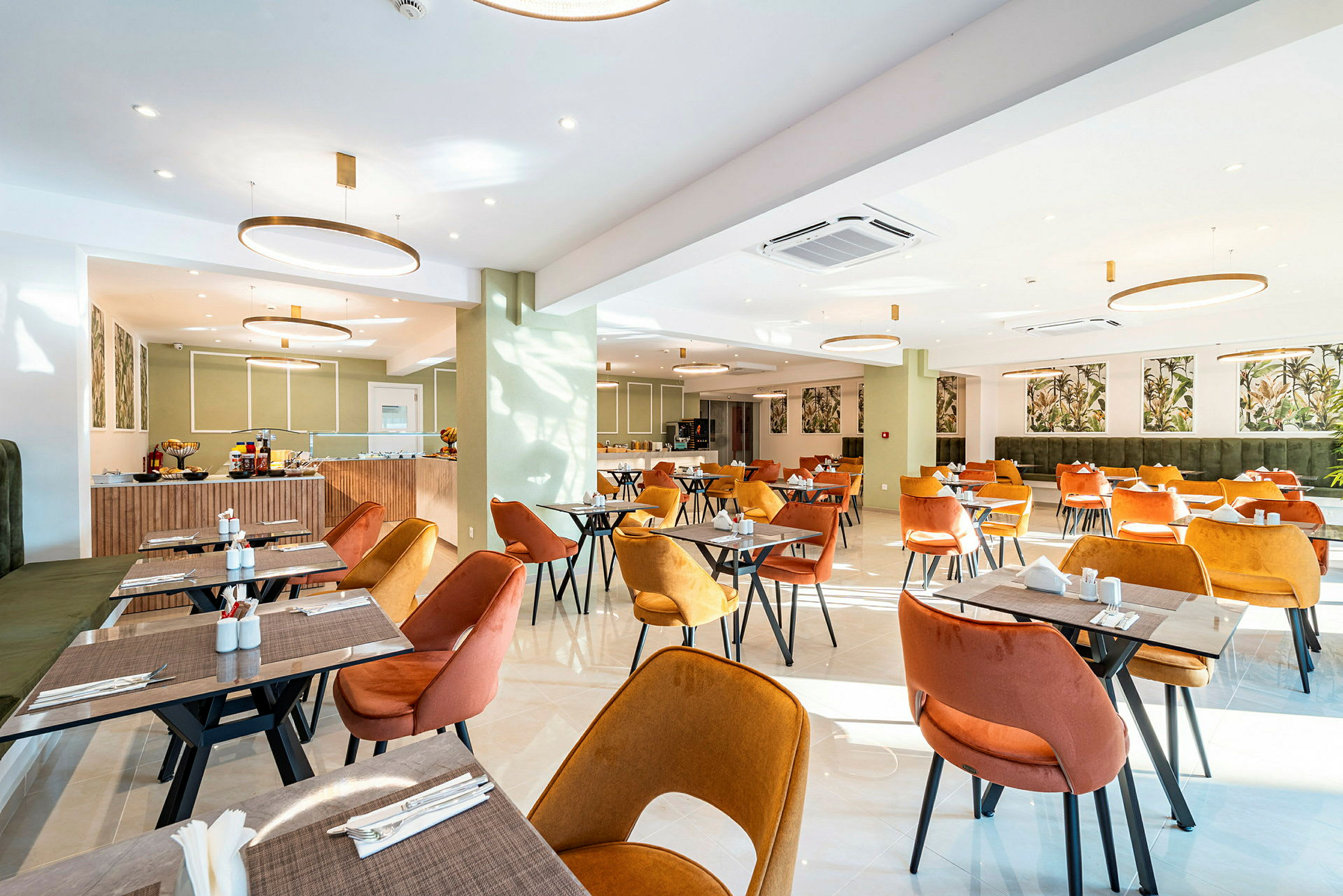 En restaurang med bord, stolar och taklampor. (AI-genererad text)