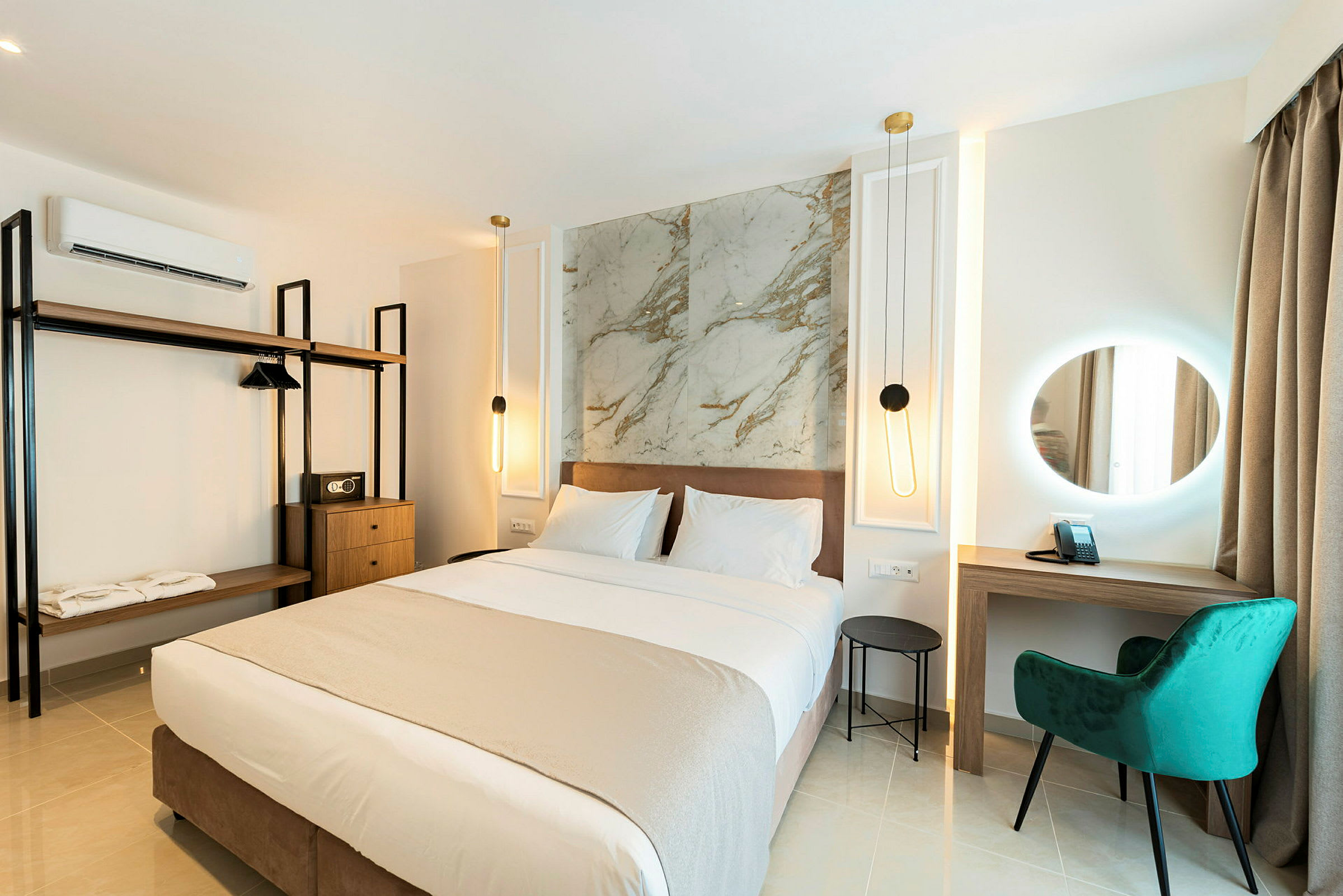 Ett modernt hotellrum med dubbelsäng, marmordekoration och skrivbord. (AI-genererad text)