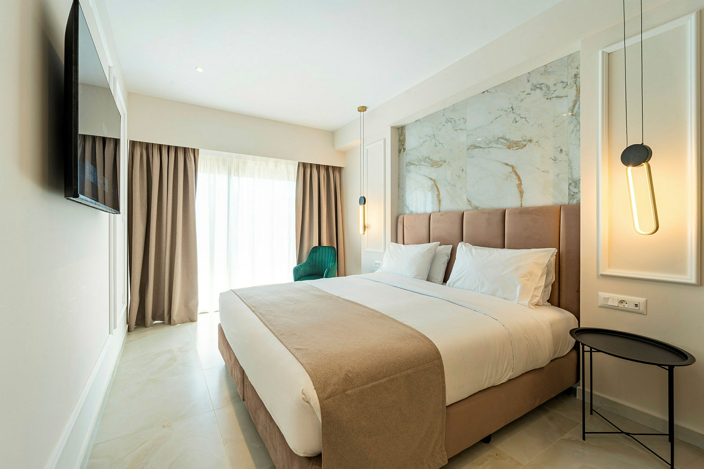 Ett modernt hotellrum med en stor säng och elegant inredning. (AI-genererad text)