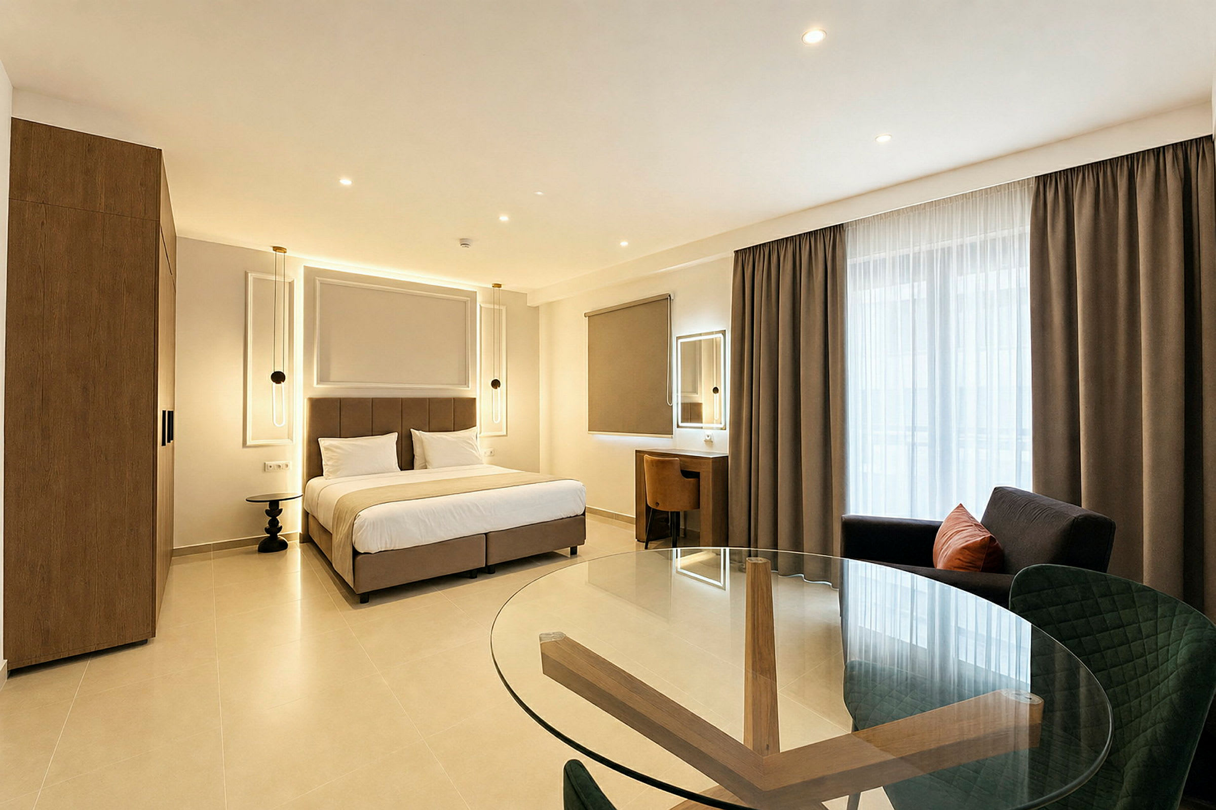 Bild av ett modernt hotellrum med en stor säng, skrivbord, sittområde och glasbord. (AI-genererad text)