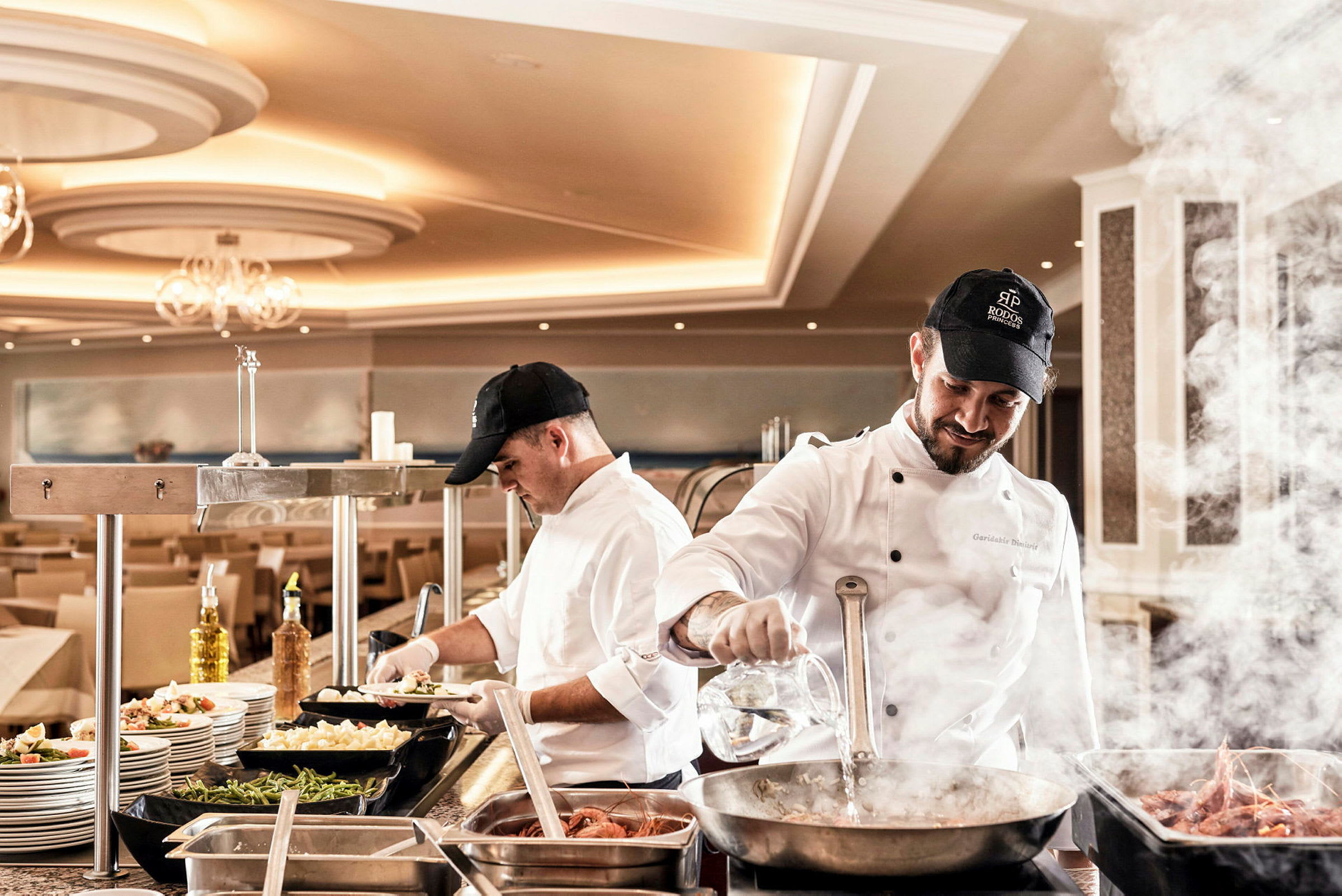 Kockar förbereder mat vid en buffé i en restaurang. (AI-genererad text)
