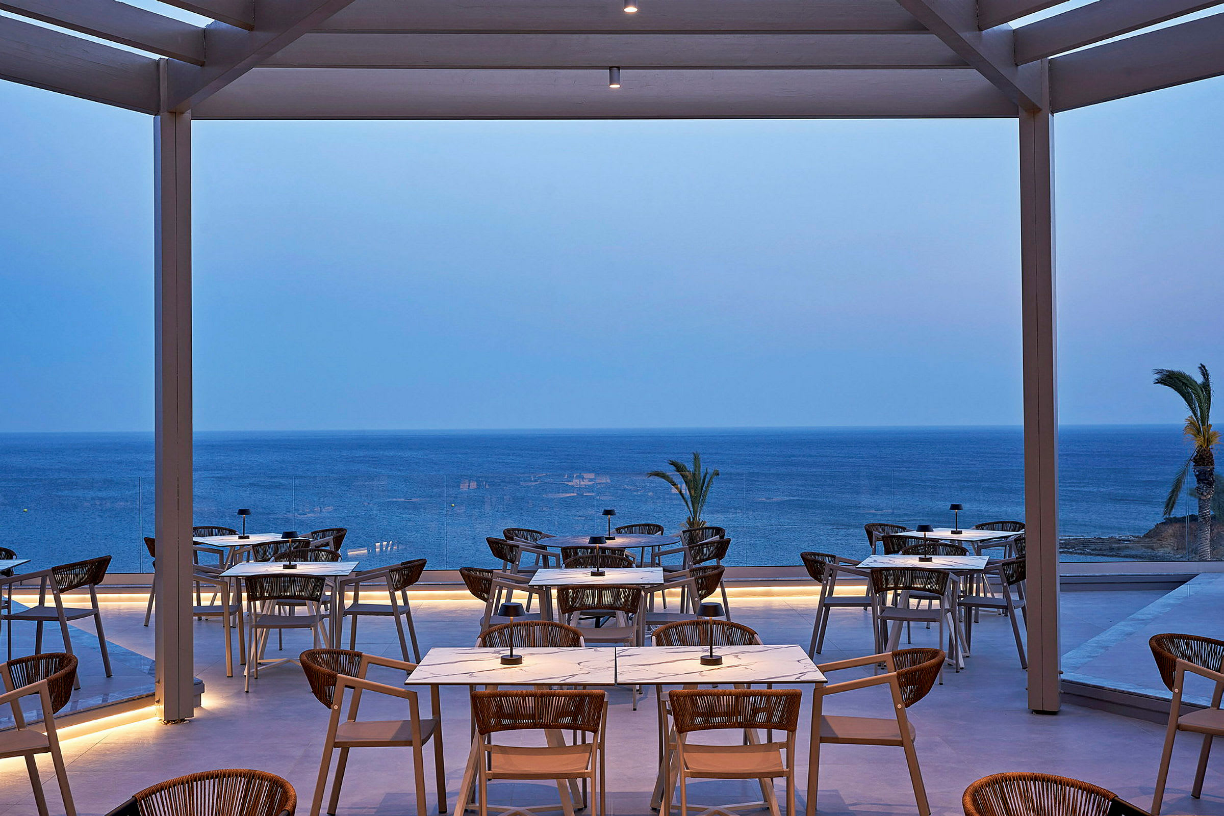 Restaurang med havsutsikt och modern inredning. (AI-genererad text)
