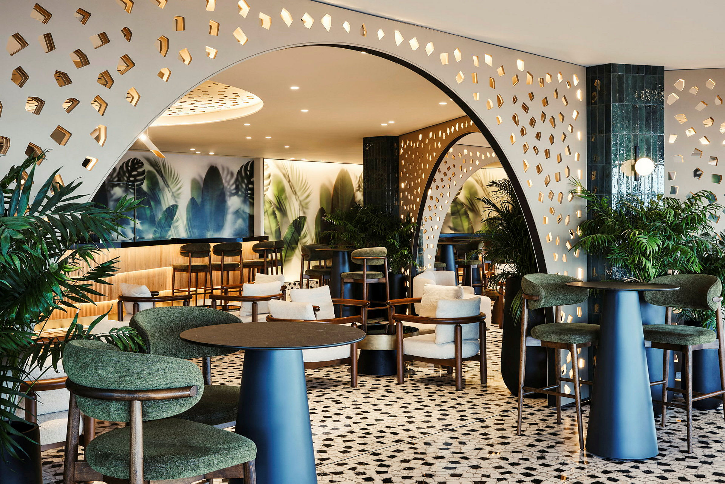 Ett elegant kafé med moderna trämöbler, gröna växter och dekorativa bågar i inredningen. (AI-genererad text)