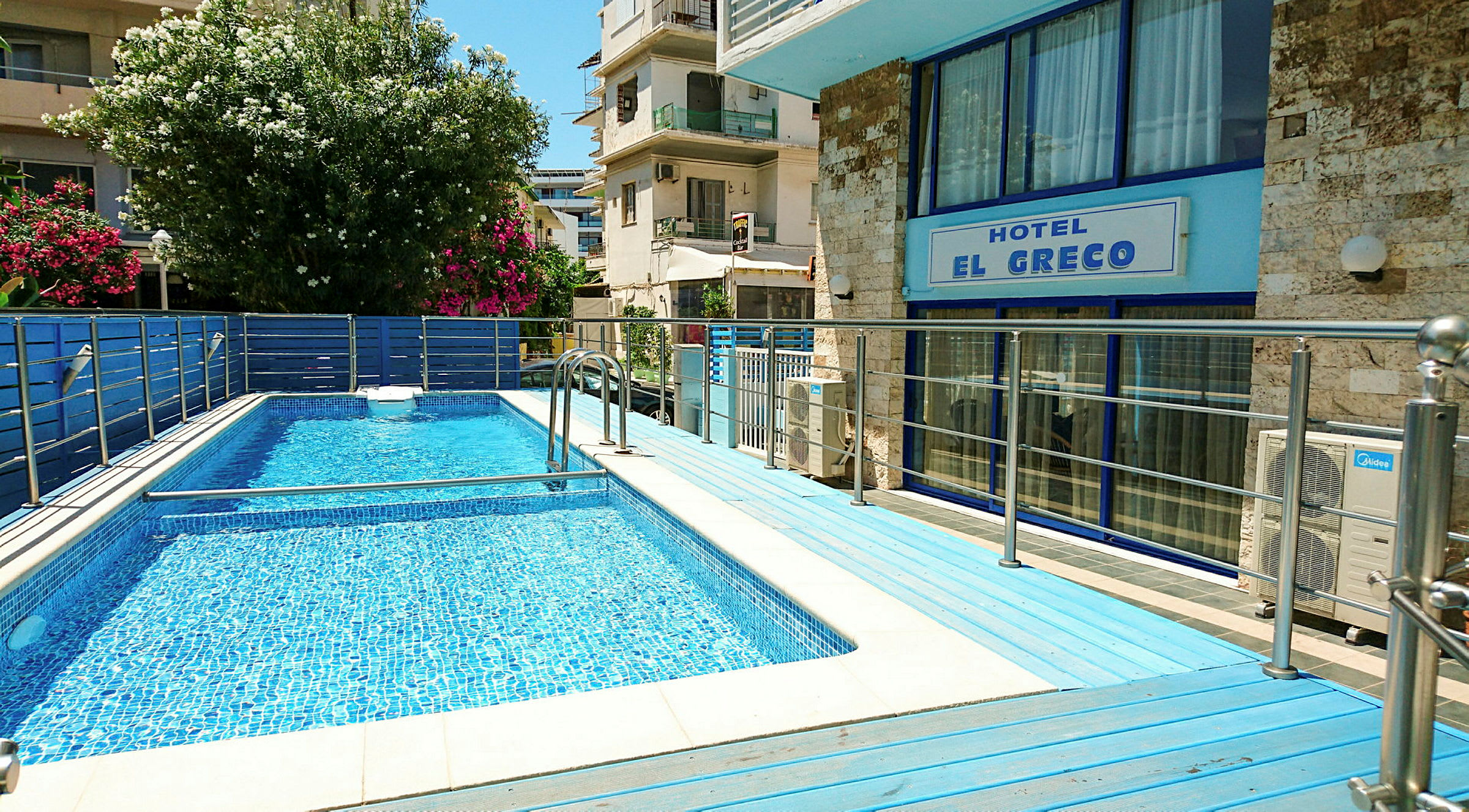 Poolområde vid hotell El Greco. (AI-genererad text)