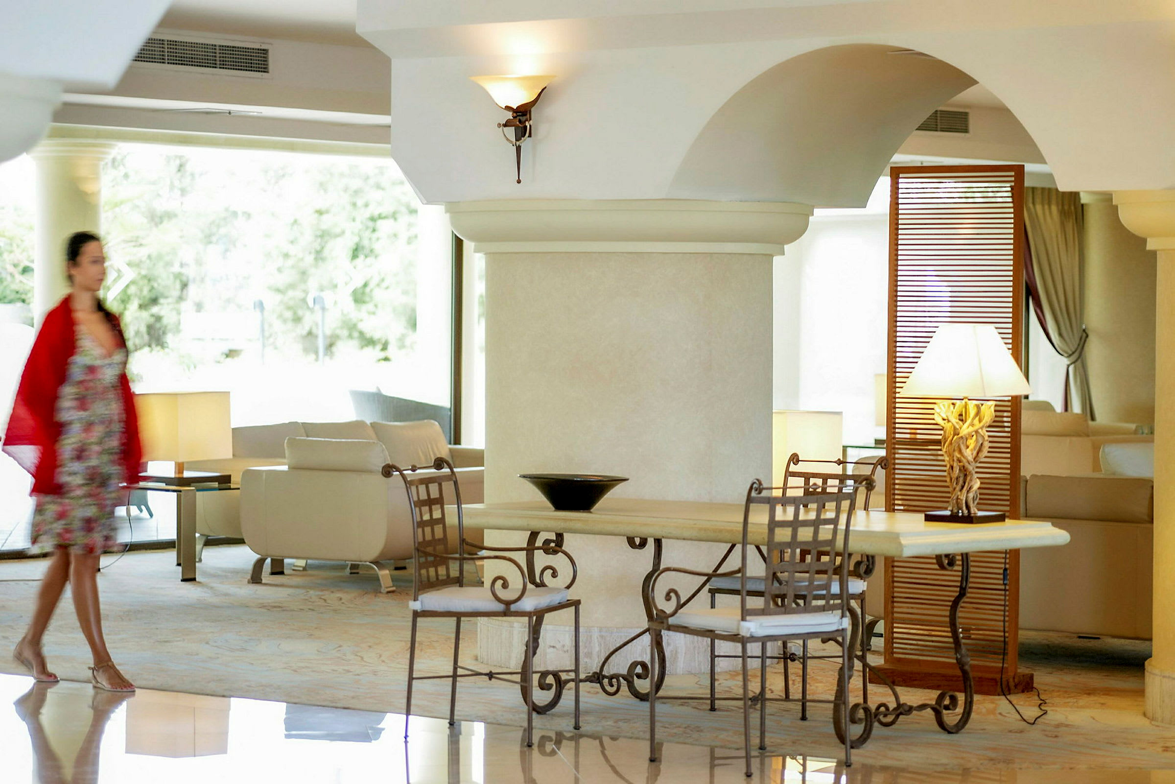 Elegant hotellobby med sittplatser och bord. (AI-genererad text)