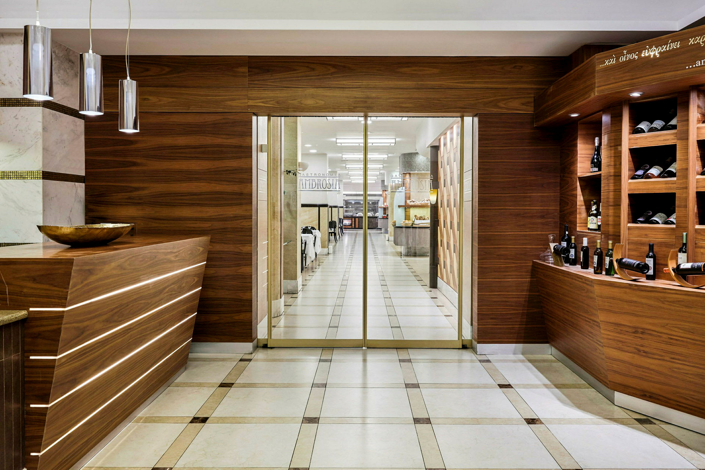 En modern reception och vinbar med träpaneler och ljus inredning. (AI-genererad text)