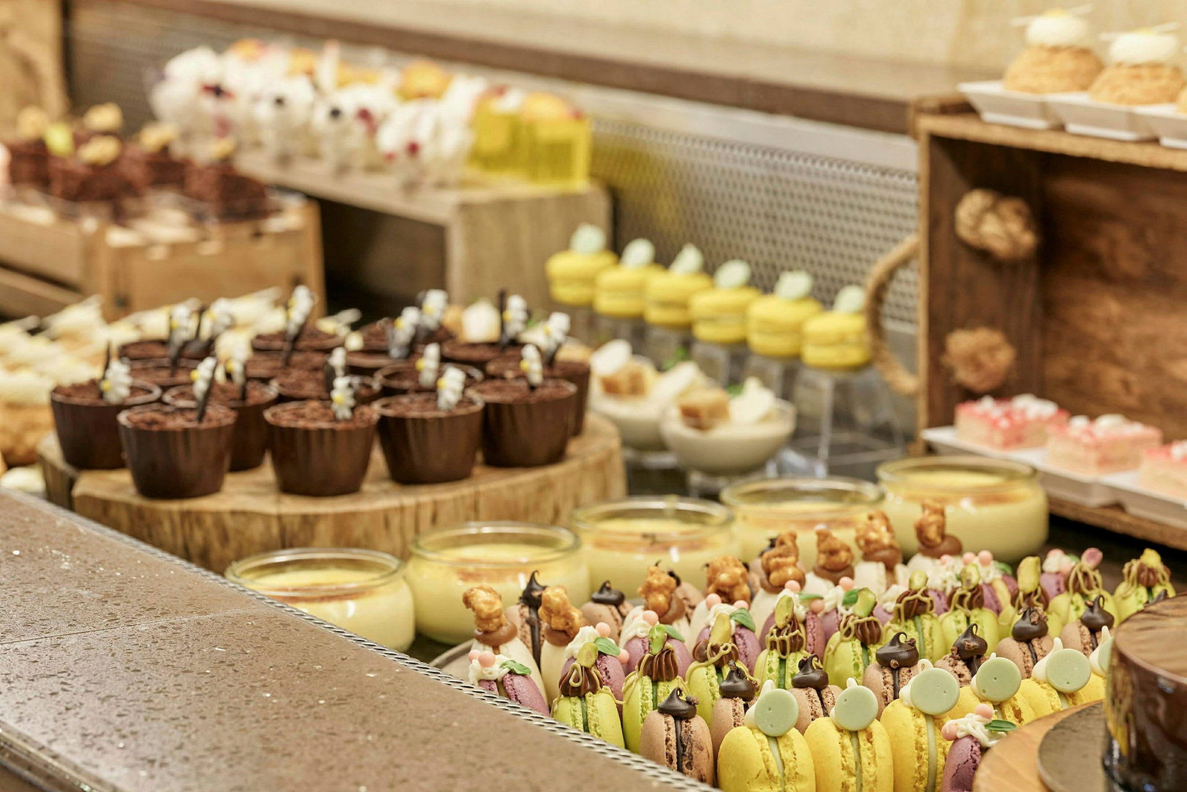 En uppdukning av olika desserter, inklusive macarons, choklad- och vaniljdesserter. (AI-genererad text)