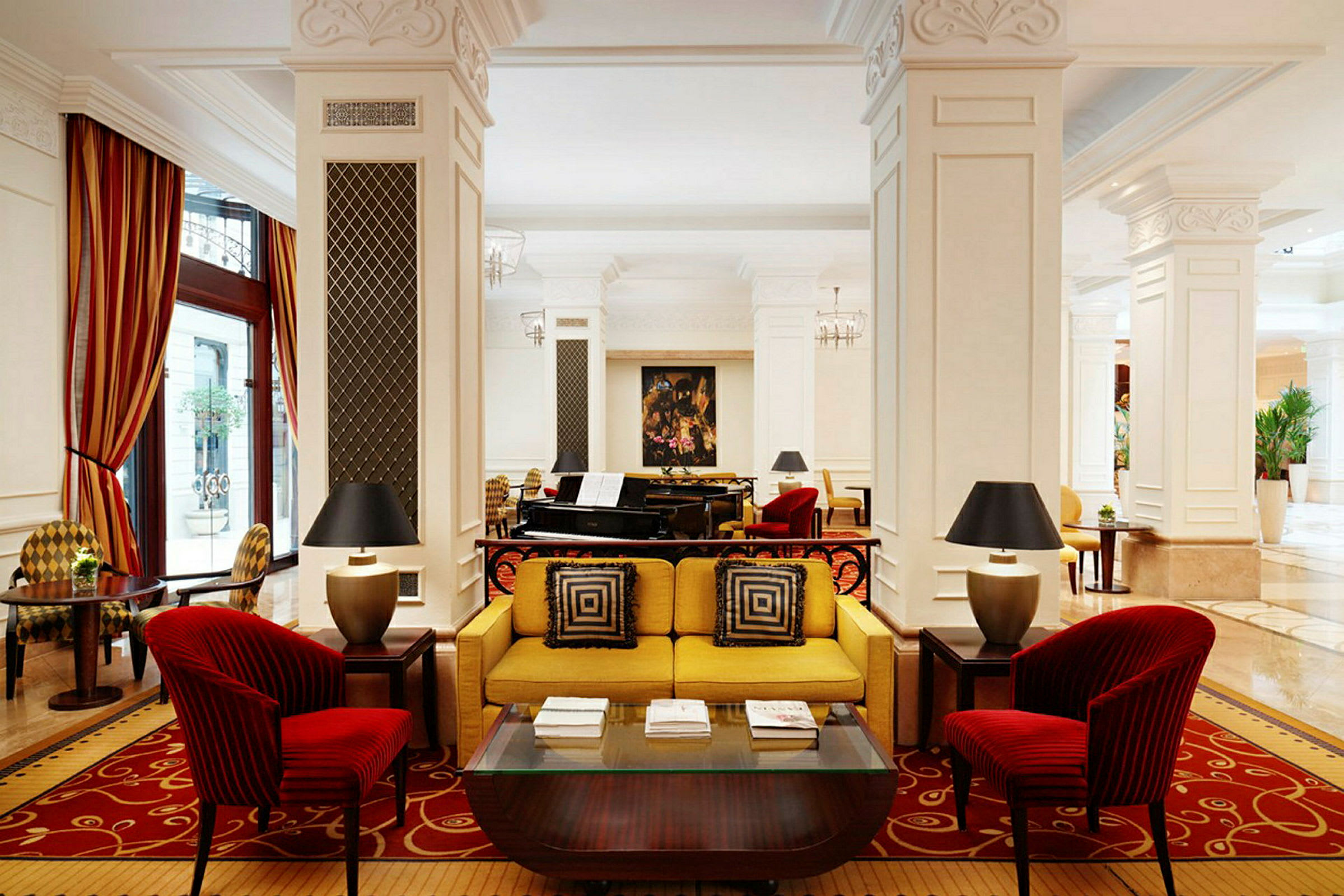 Elegant hotelllobby med soffor, fåtöljer och bord. (AI-genererad text)