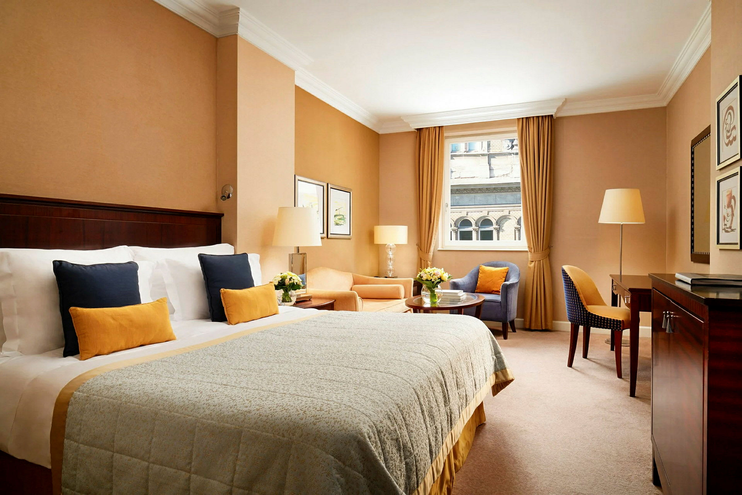 Ett elegant hotellrum med en bred säng, sittgrupp och fönster med utsikt. (AI-genererad text)