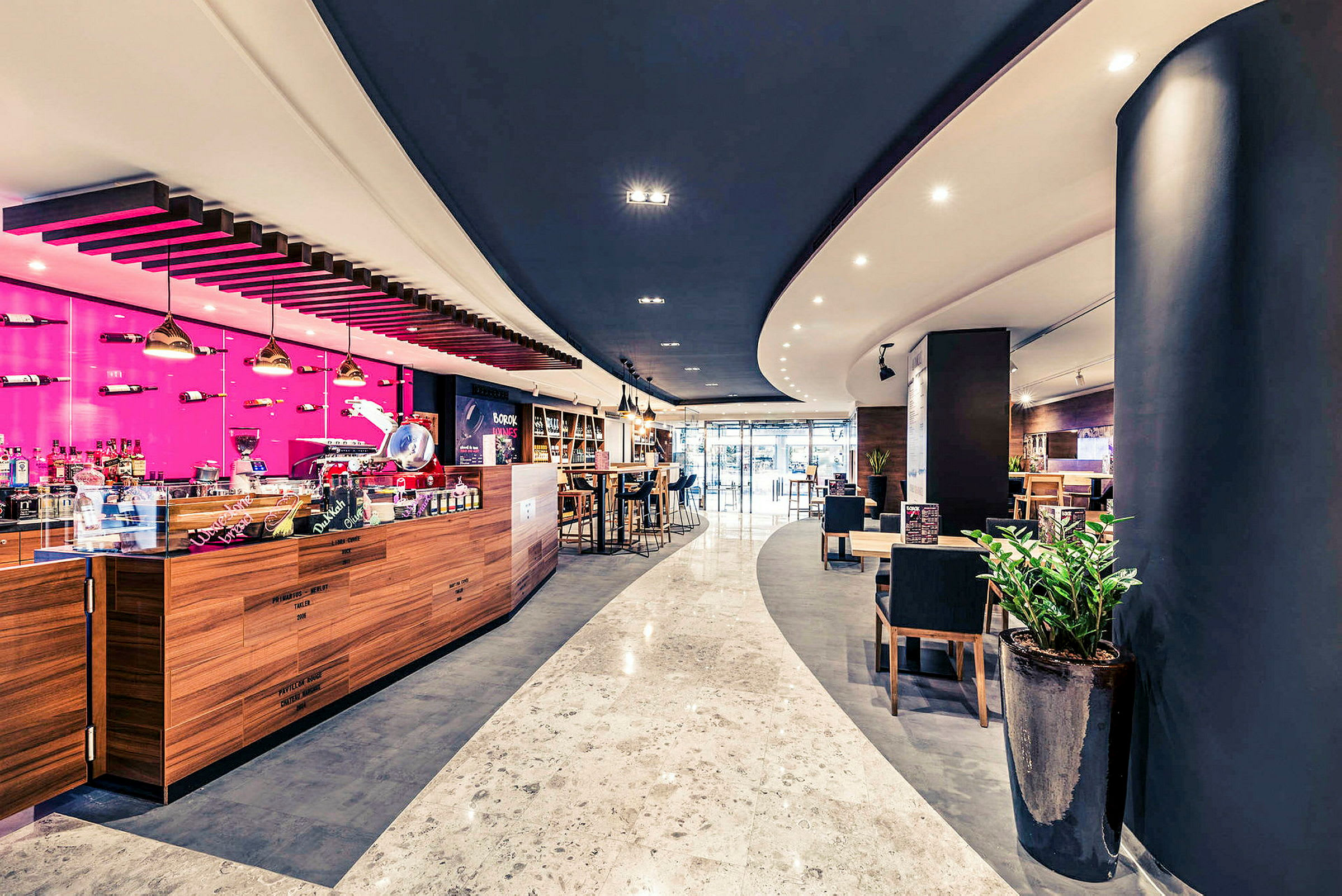 Modern caféinteriör med trädekorationer och färgglada detaljer. (AI-genererad text)