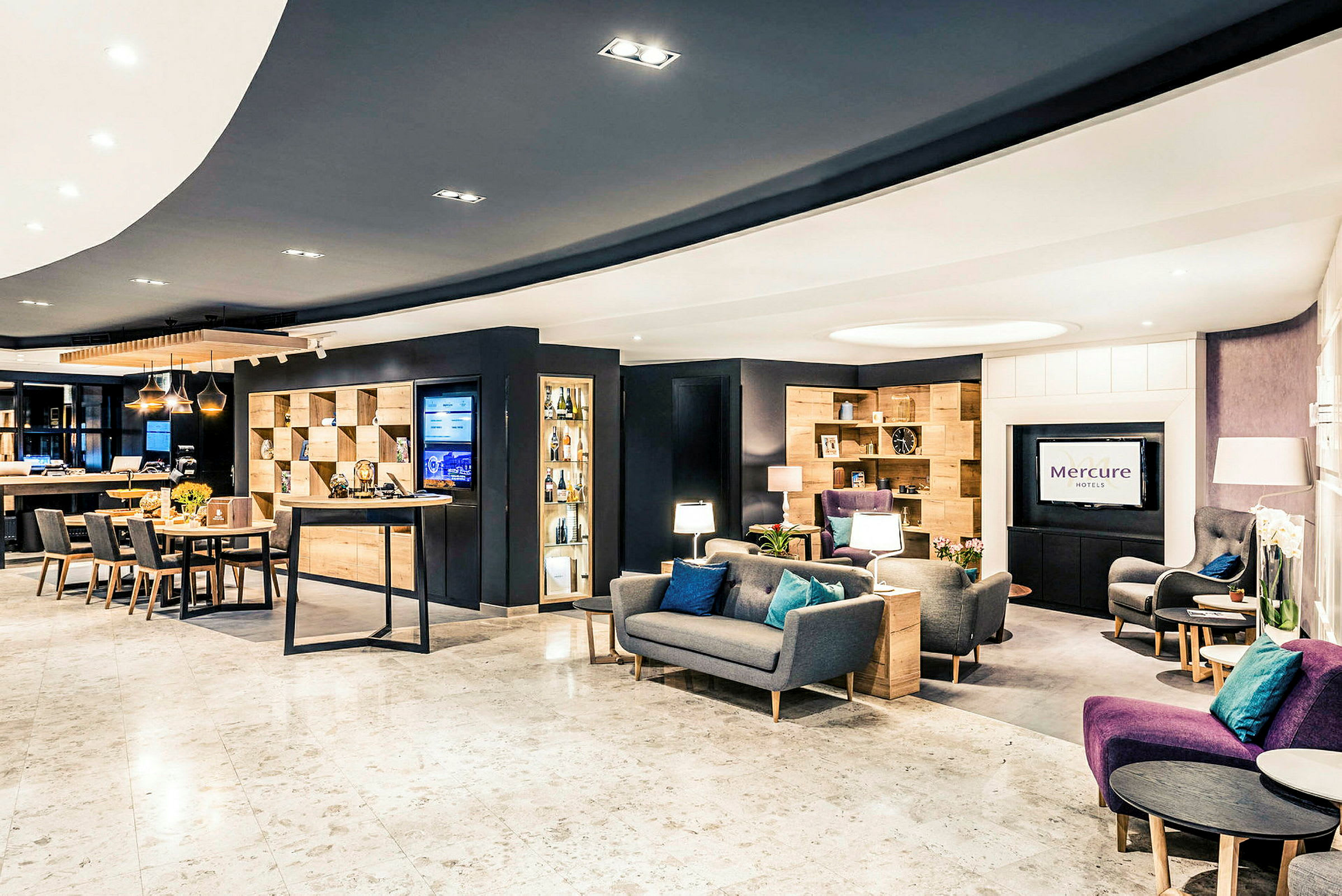 Moderna möbler med soffor och bord, hotellreception och skärm. (AI-genererad text)