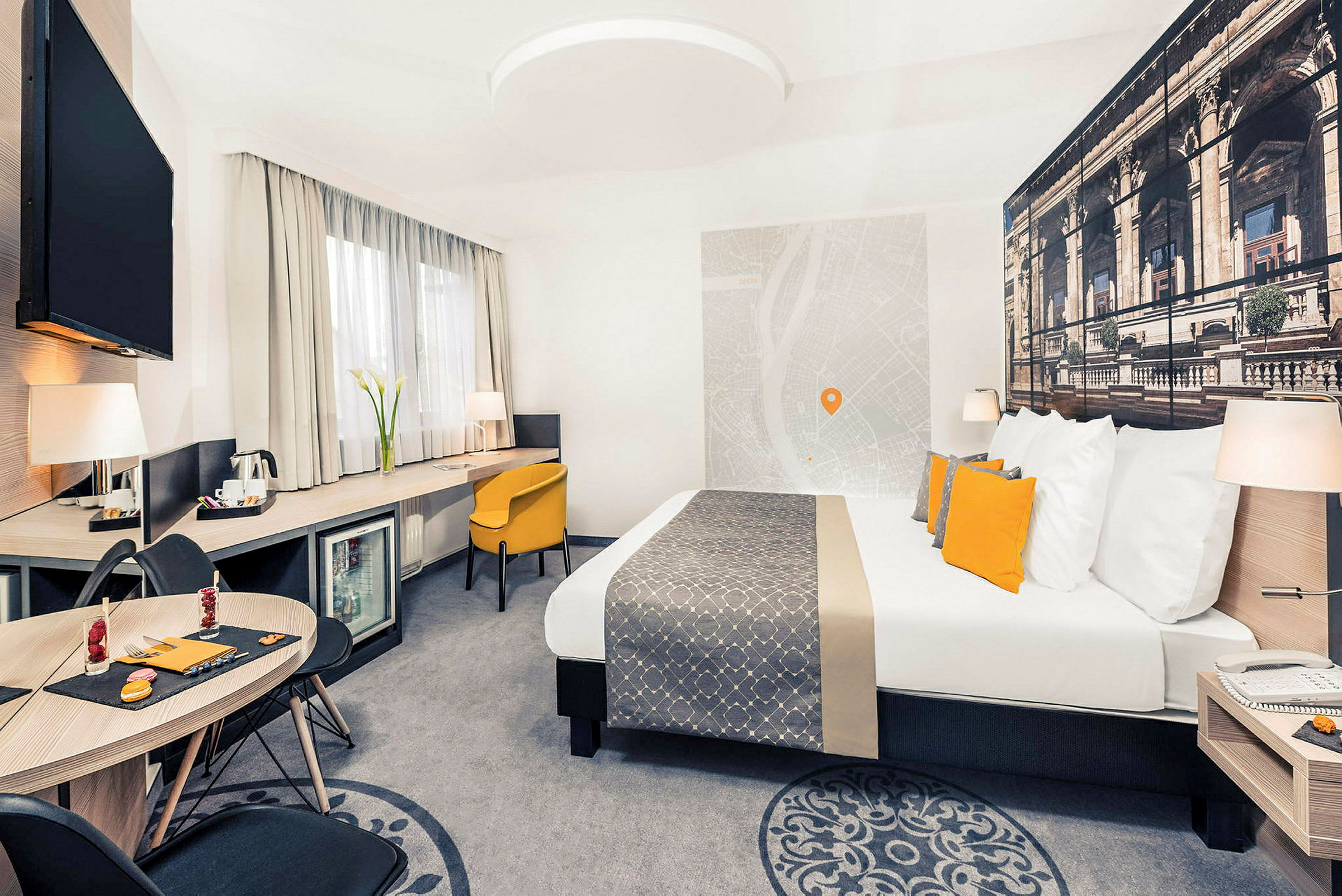 Ett modernt hotellrum med dubbelsäng, skrivbord och sittgrupp. (AI-genererad text)