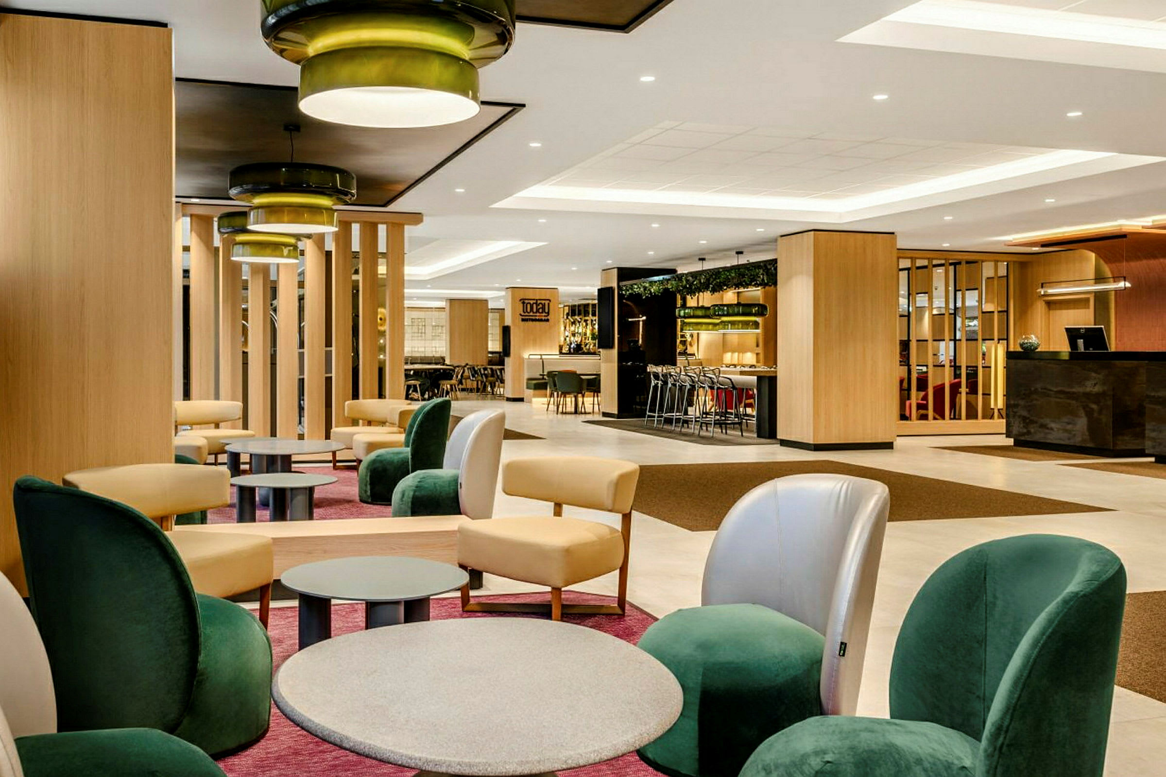 Ett modernt inrett loungeområde med bekväma sittmöbler och belysning. (AI-genererad text)