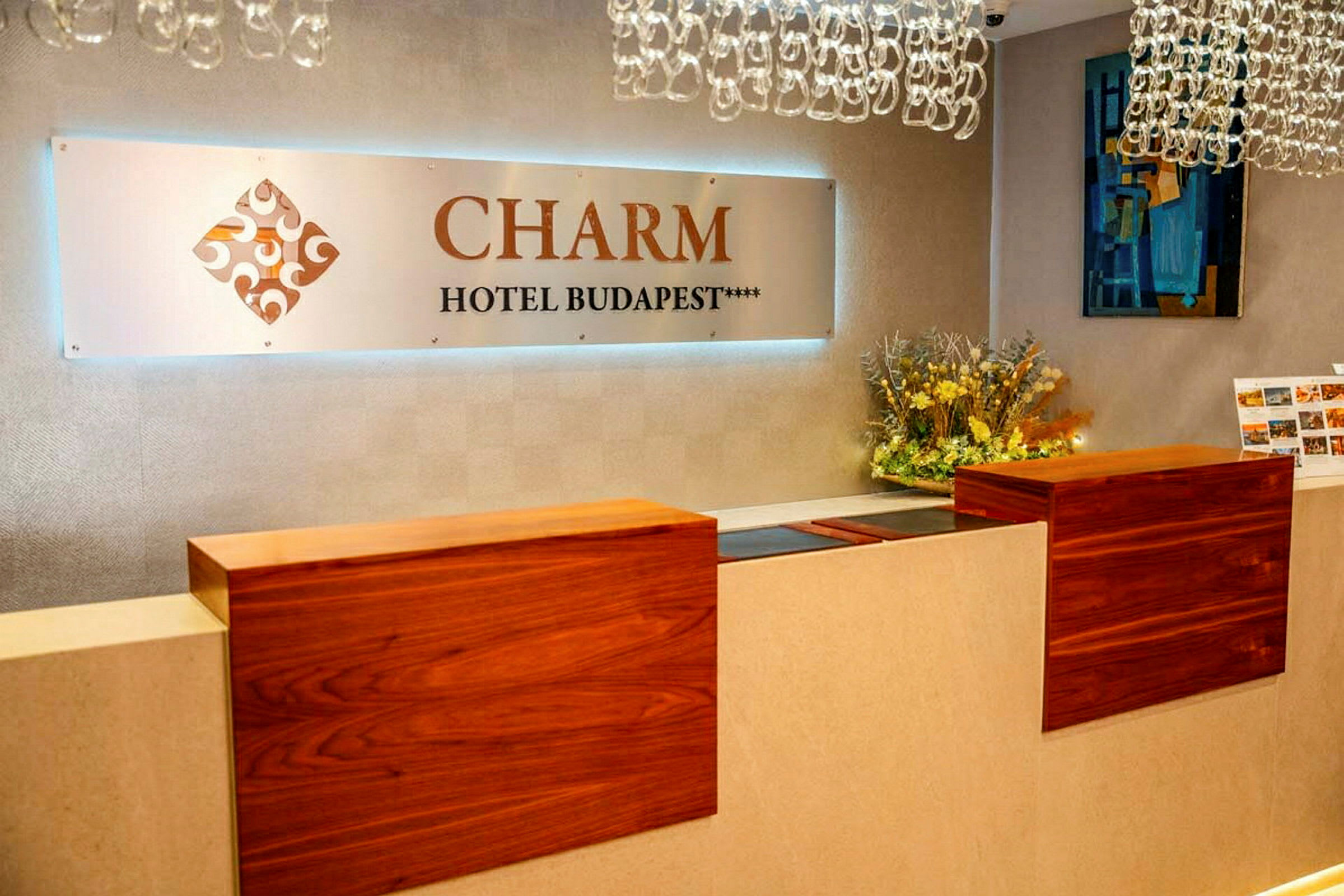 Reception med skylt för hotell namngivet "Charm Hotel Budapest". (AI-genererad text)