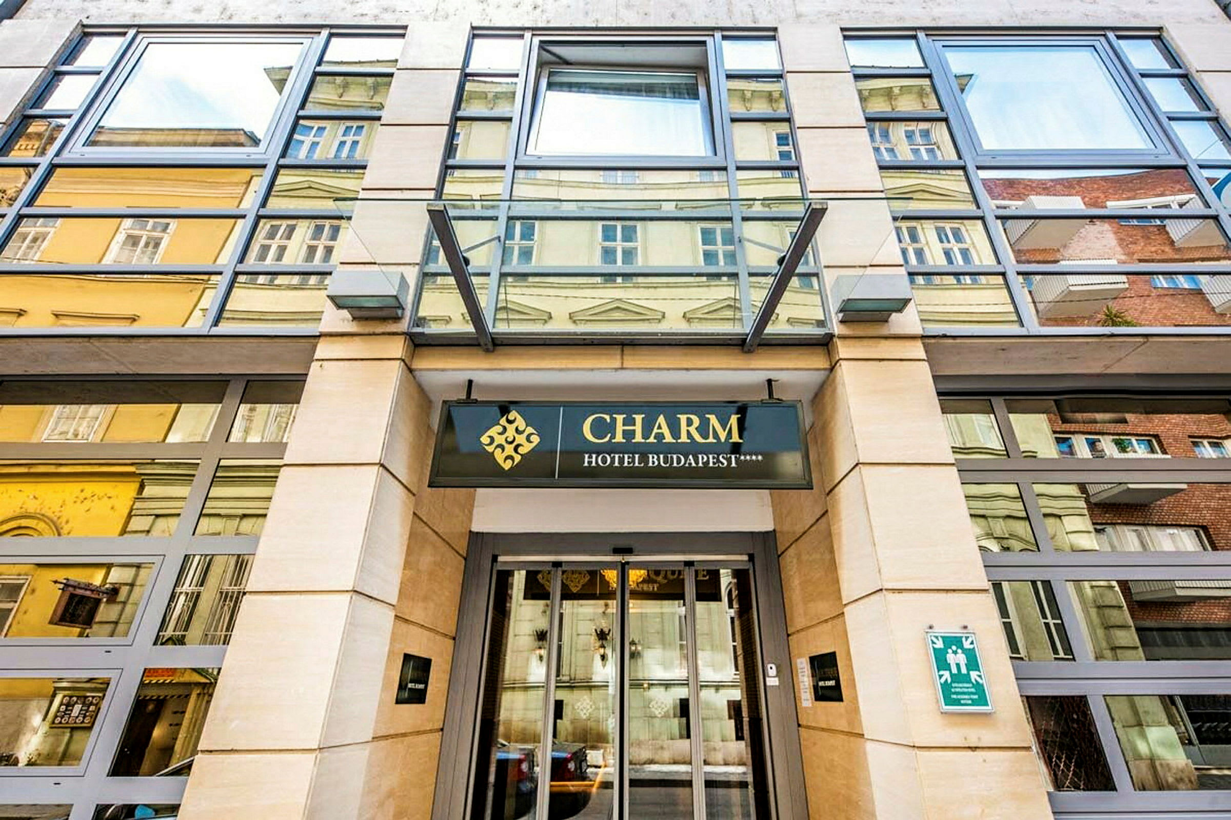 Entré till ett hotell med skylttexten "Charm Hotel Budapest". (AI-genererad text)
