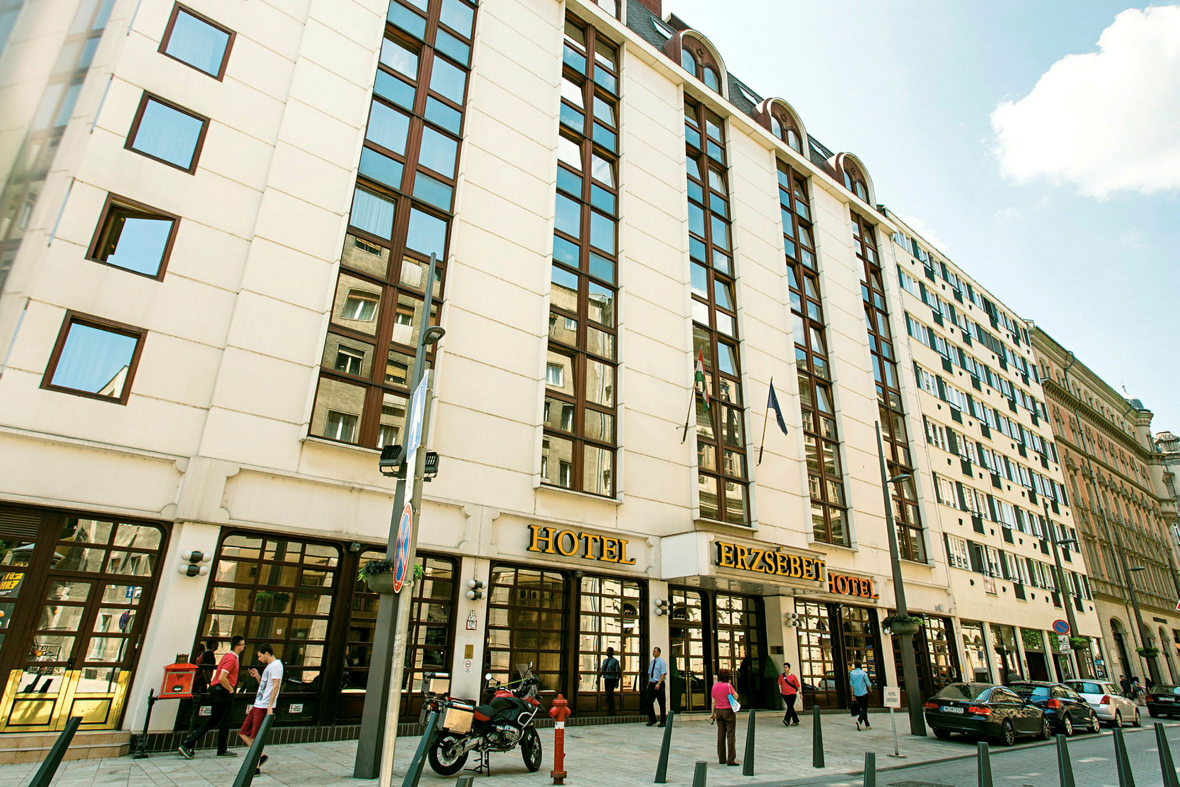 Fasaden på Erzsebet Hotel med entré och skyltar. (AI-genererad text)