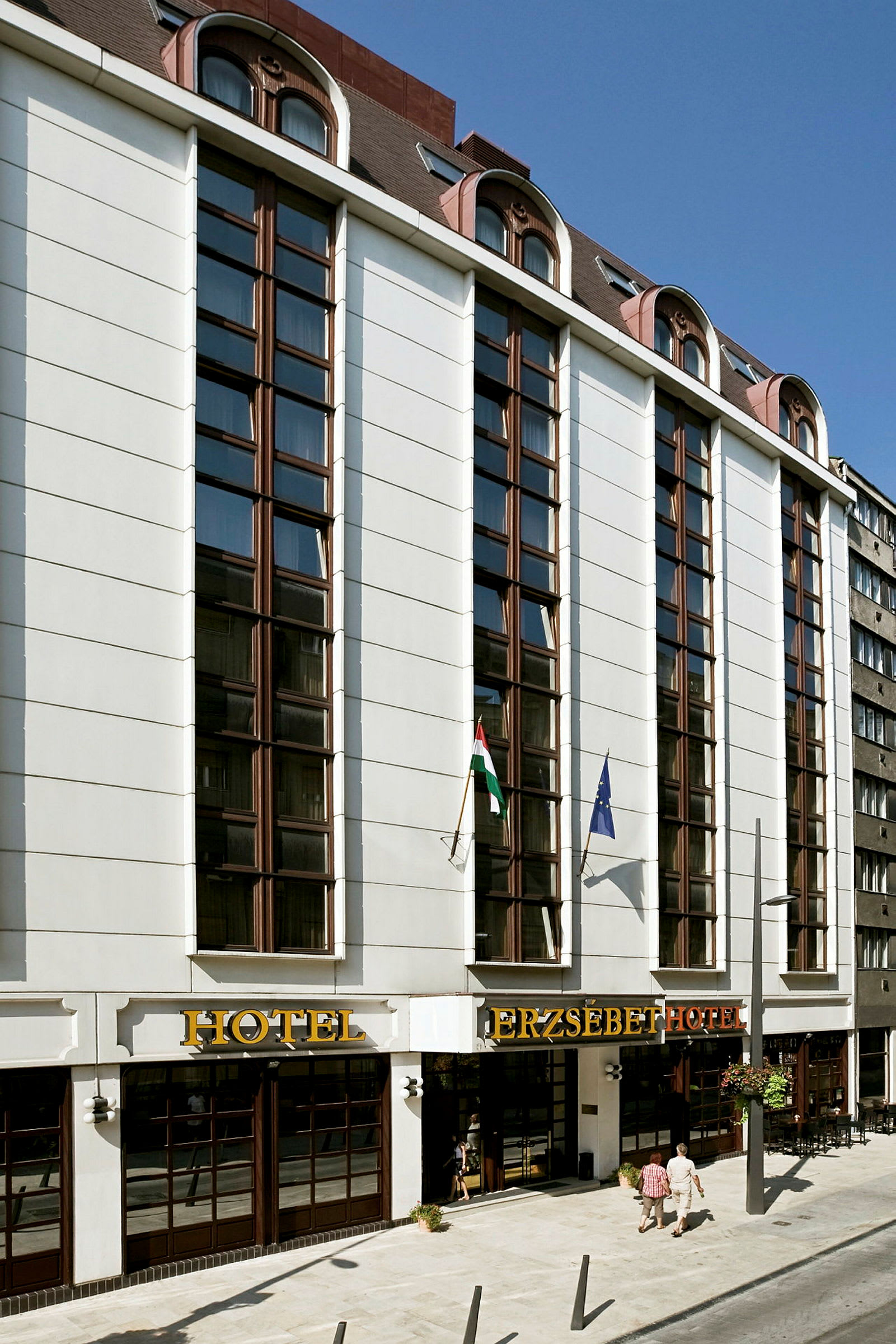Byggnad med skylt där det står 'Hotel Erzsebet'. (AI-genererad text)