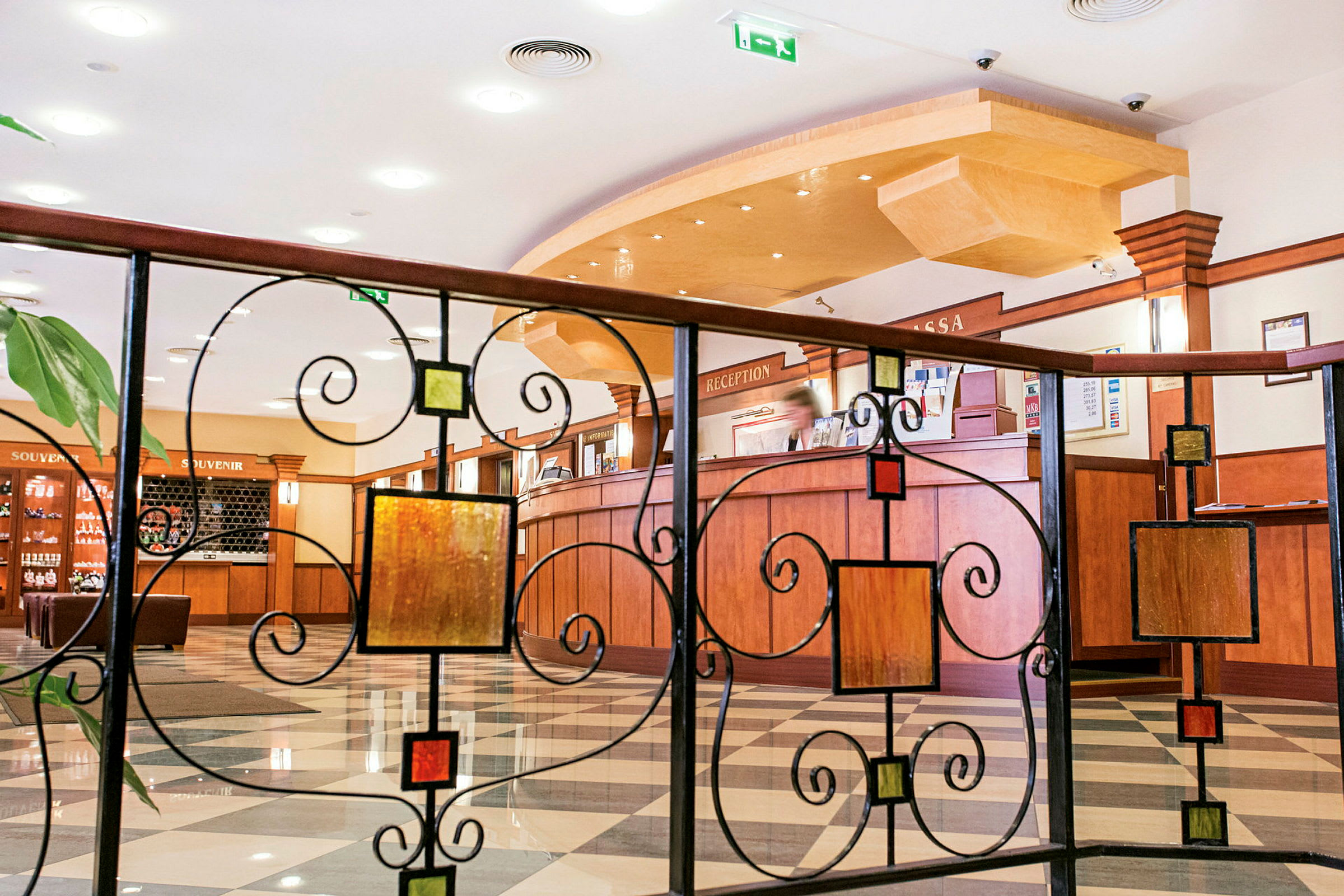 Hotellreception med dekorativt räcke i förgrunden. (AI-genererad text)