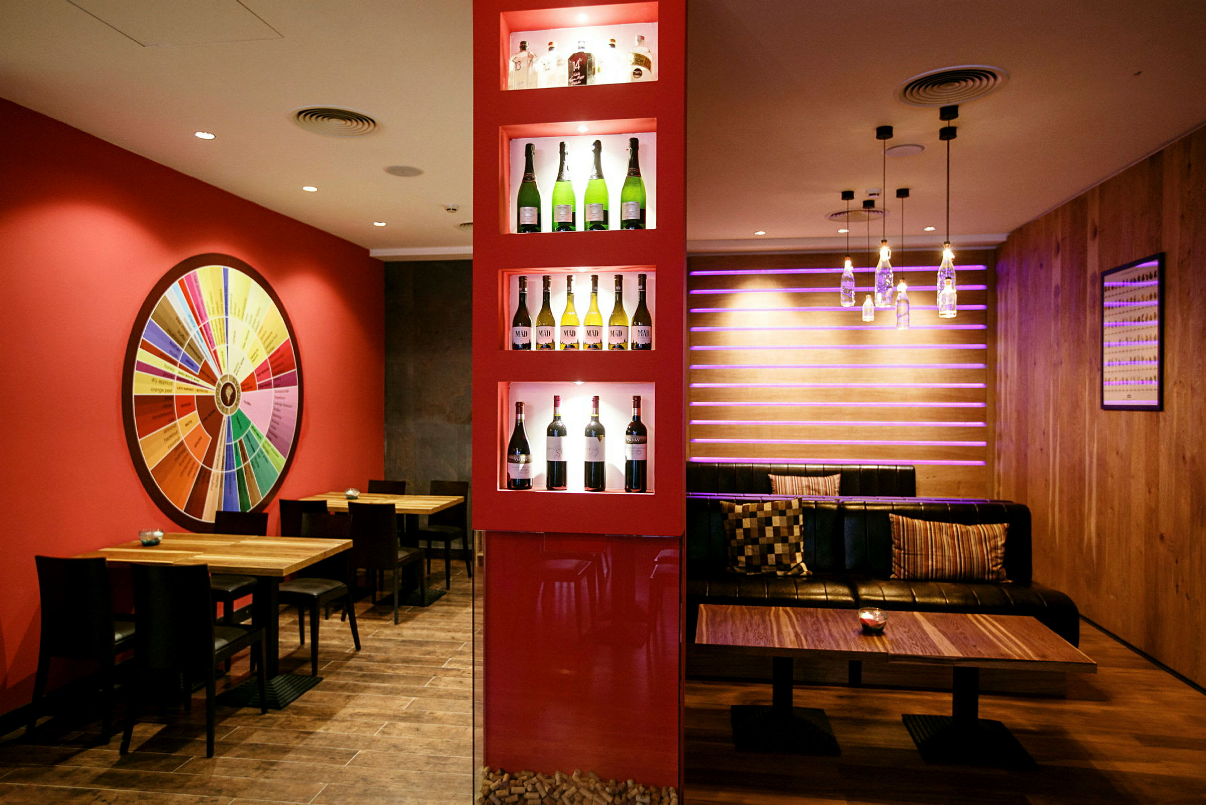 Restauranginteriör med vinflaskor på display och färgglad dekoration. (AI-genererad text)