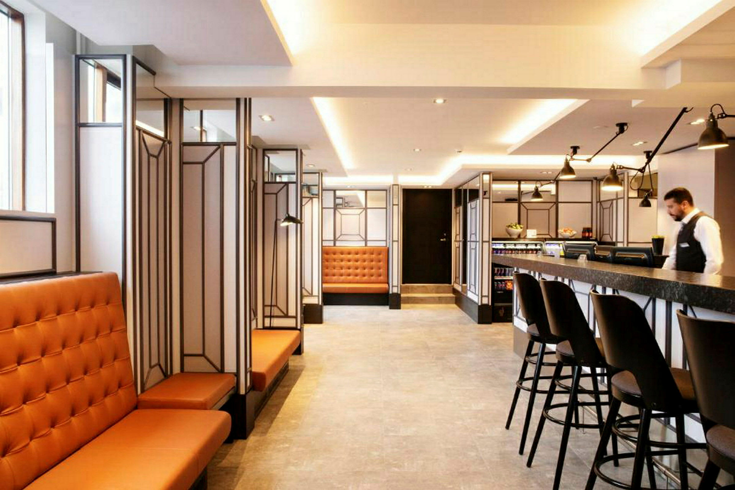 En hotellobby med moderna möbler och ett serviceområde. (AI-genererad text)
