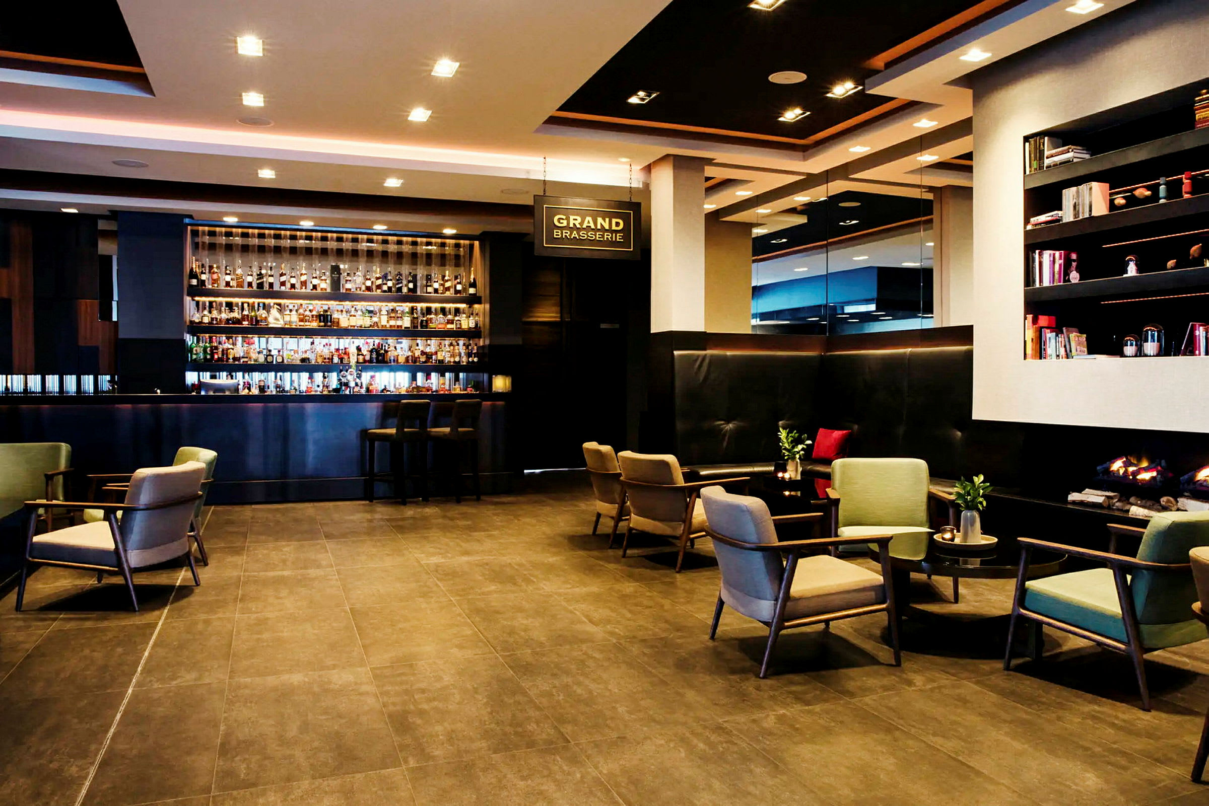En elegant hotellounge med modern inredning, sittmöbler och en bardisk. (AI-genererad text)