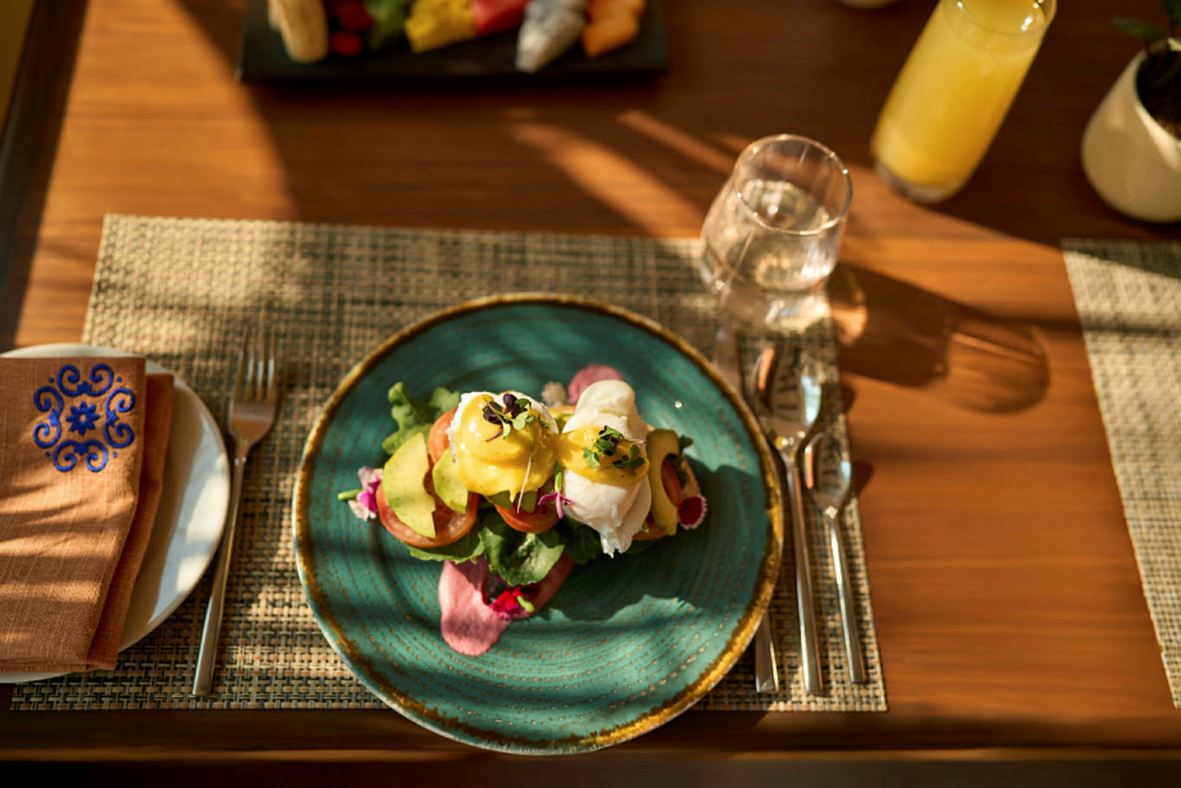 En tallrik med mat i en restaurang, inklusive ett frukostliknande upplägg med ägg och sallad. (AI-genererad text)