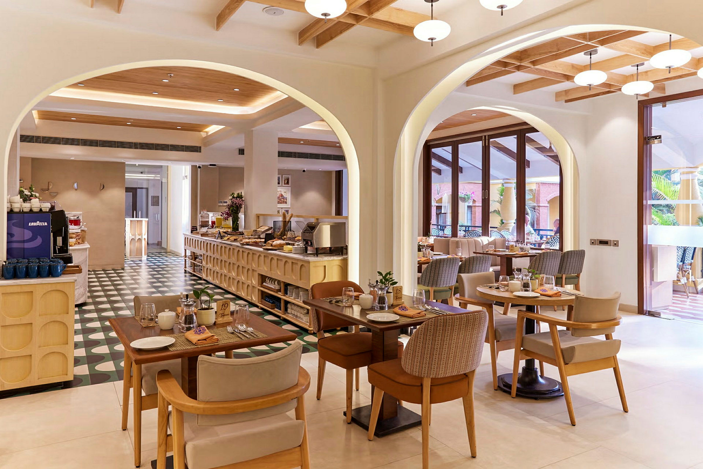 Restaurang med moderna trämöbler, välkomnande inredning och matsalsområde. (AI-genererad text)