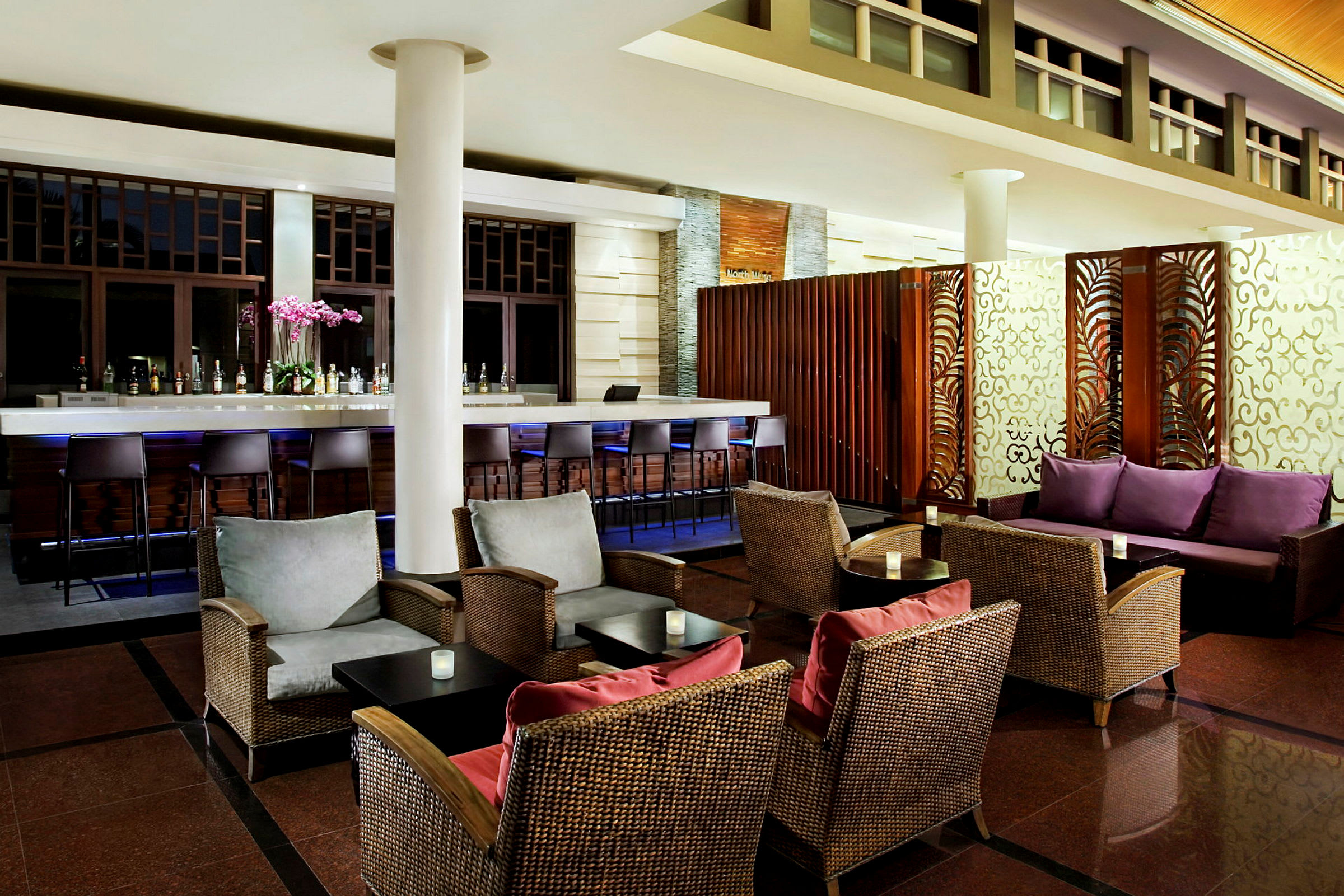 En snygg hotellbar med moderna möbler och elegant dekoration. (AI-genererad text)